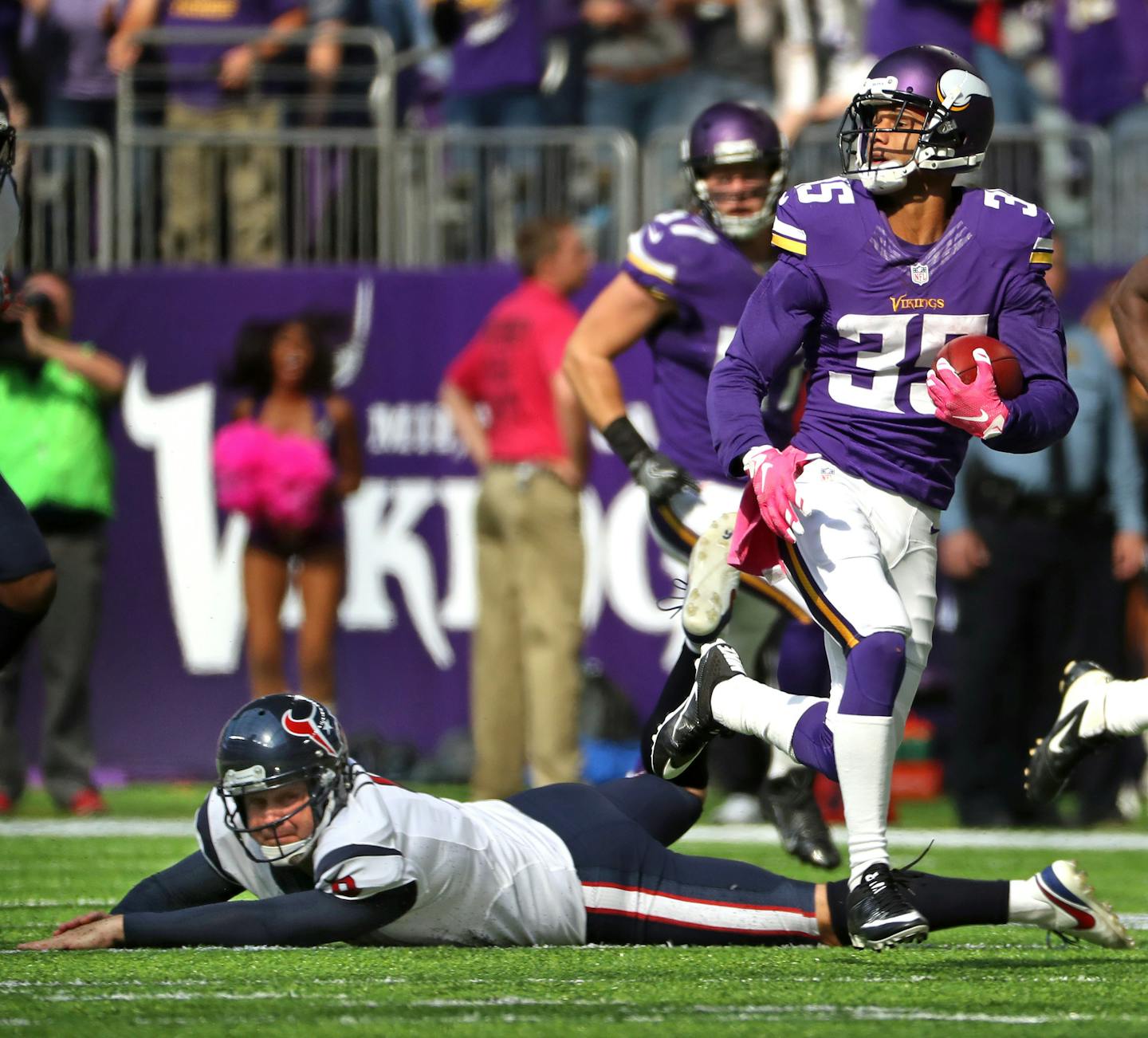 Minnesota Vikings Marcus Sherels dodges Texan&#xed;s punter Shane Lechler and breaks away for a 79 yard punt return TD in the 2nd quarter. ] Minnesota Vikings -vs- Houston Texans, U.S. Bank Stadium. brian.peterson@startribune.com
Minneapolis, MN 10/09/16