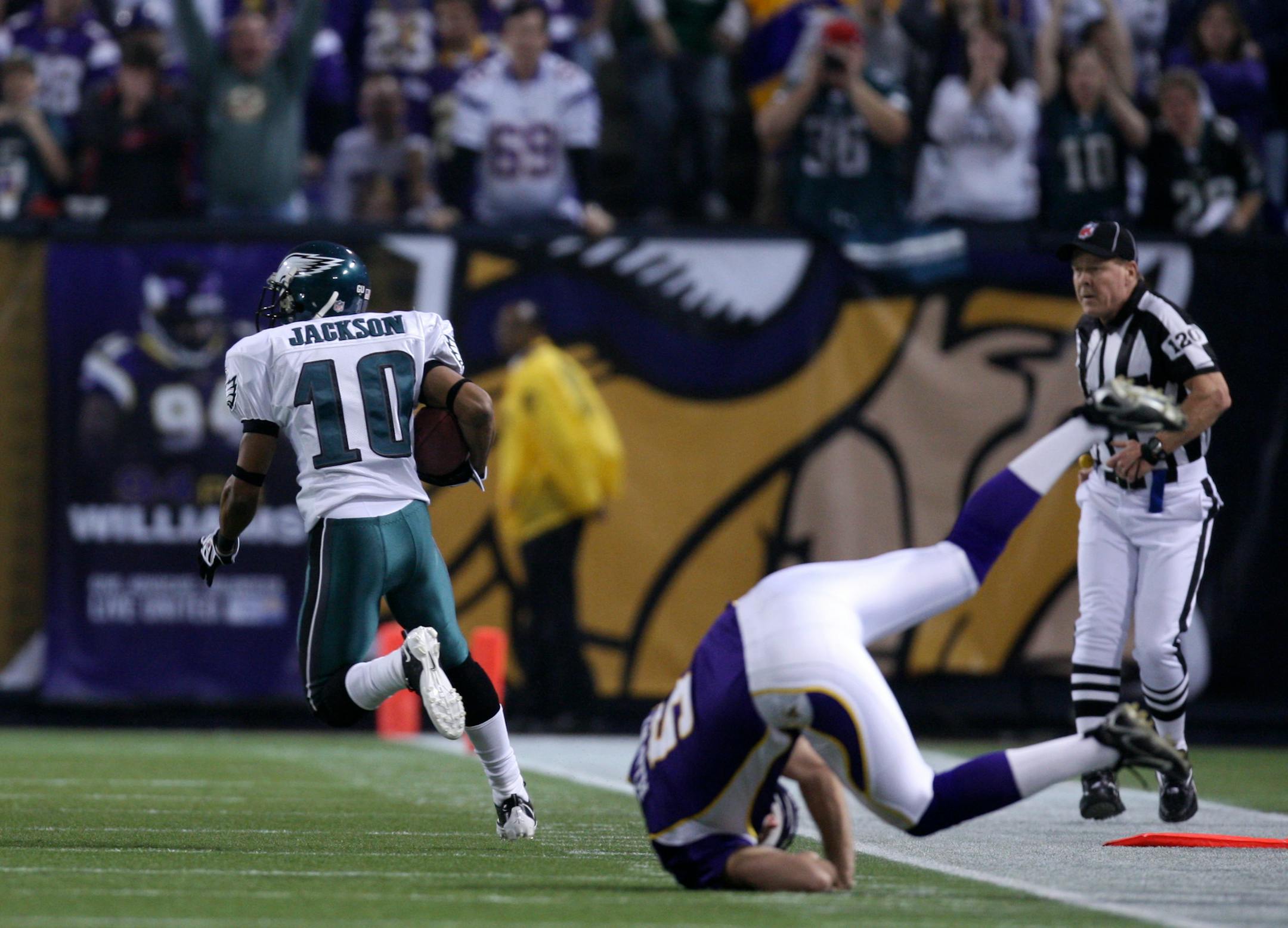 The Eagles' DeSean Jackson returned a Vikings' punt 62 yards to the Vikings' 27-yard line. Kicker Chris Kluwe attempted to stop him, but missed.