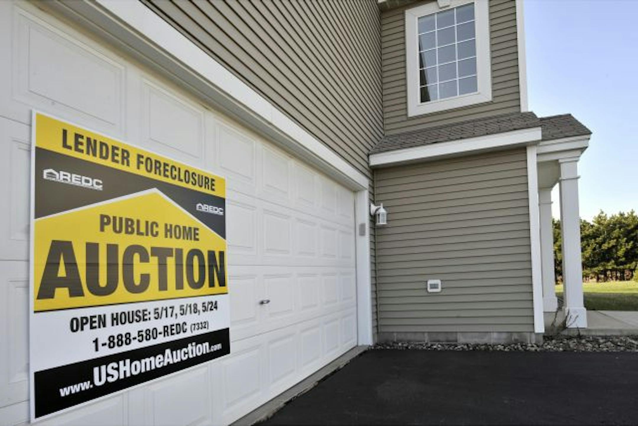 A foreclosed Apple Valley home is offered at auction.