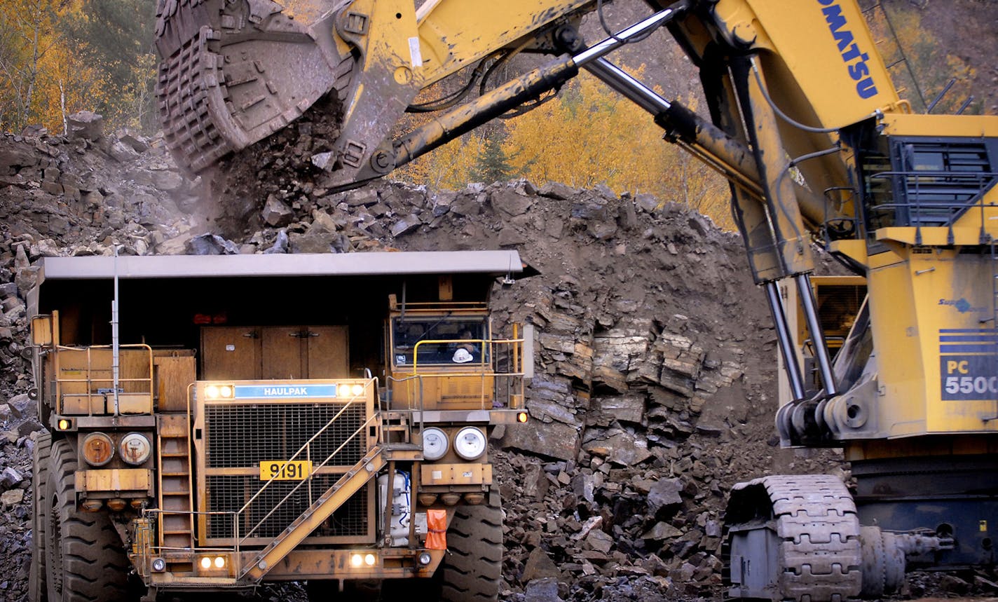 GLEN STUBBE ï gstubbe@startribune.com MONDAY, October 2, 2006 -- Eveleth, Minn. -- A hydraulic shovel scrapes up 50 tons at a time of taconite ore chunks and dumps it into a 240 ton dump truck at United Taconite. ORG XMIT: MIN2013041116585941