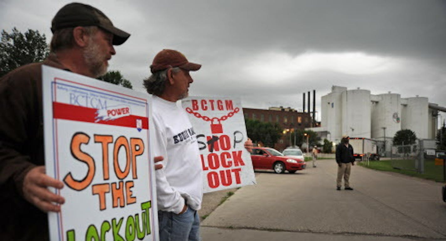 With American Crystal Sugar Co.'s lockout of 1,300 union employees in its 11th month workers will take another vote that's scheduled June 23, on the same contract they soundly rejected last year. Union workers picketed in front of the main gate for Crystal Sugar in Crookston Minn as out of state non unioin workers arrived to replace local union workers. ]Richard.Sennott@startribune.com Richard Sennott /Star Tribune. , Crookston Minn. Wednesday 06/20/12) ** (cq)