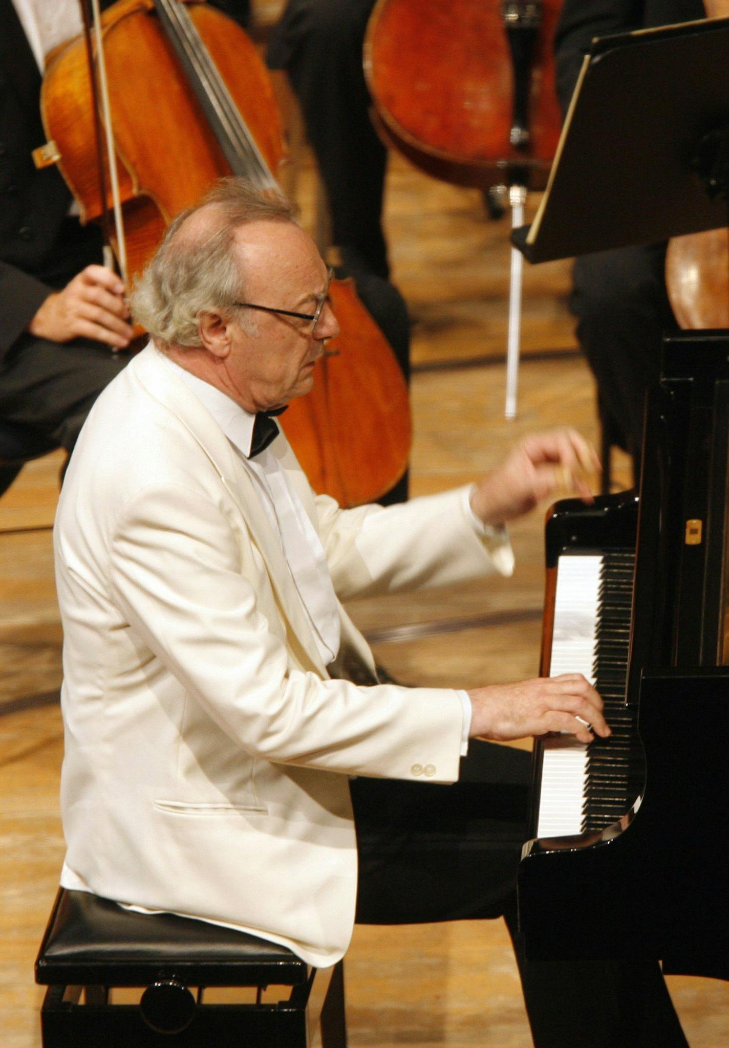 Austrian pianist Alfred Brendel performs at the piano with the dutch Koninklijk Concertgebouworkest orchestra at the Lucerne Festival, on Tuesday September 5, 2006 in Lucerne. (KEYSTONE/Urs Flueeler) Der Pianist Alfred Brendel bei seinem Konzert mit dem Koninklijk Concertgebouworkest unter der Leitung von Mariss Jansons anllaesslich der Lucerne Festival vom Dienstag 5.September 2006 im KKL in Luzern.