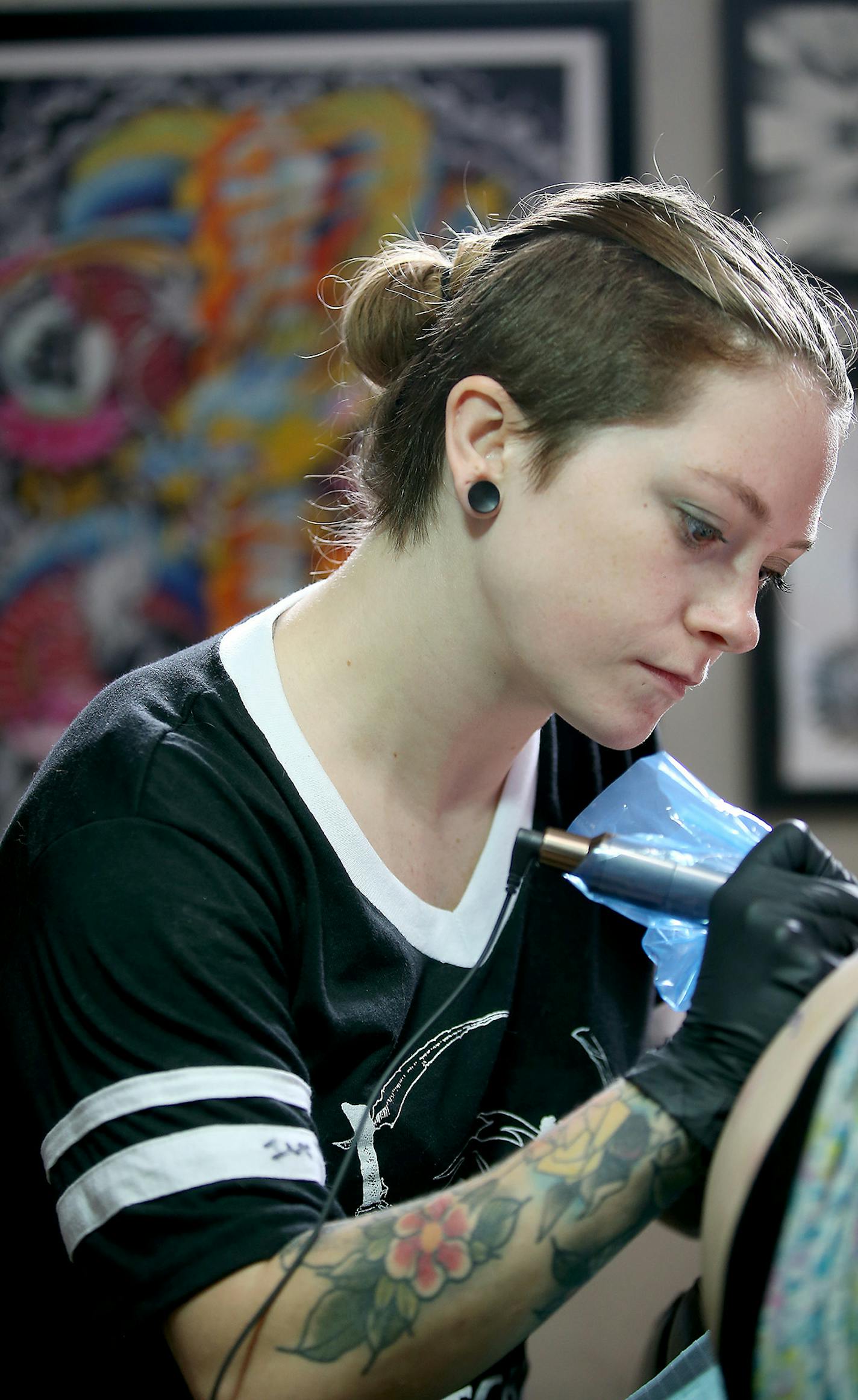 Tattoo artist Kayla Sunell, cq, worked on a client at MPLS Tatoo Shop, Monday, July 11, 2016 in Minneapolis, MN. ] (ELIZABETH FLORES/STAR TRIBUNE) ELIZABETH FLORES &#x2022; eflores@startribune.com