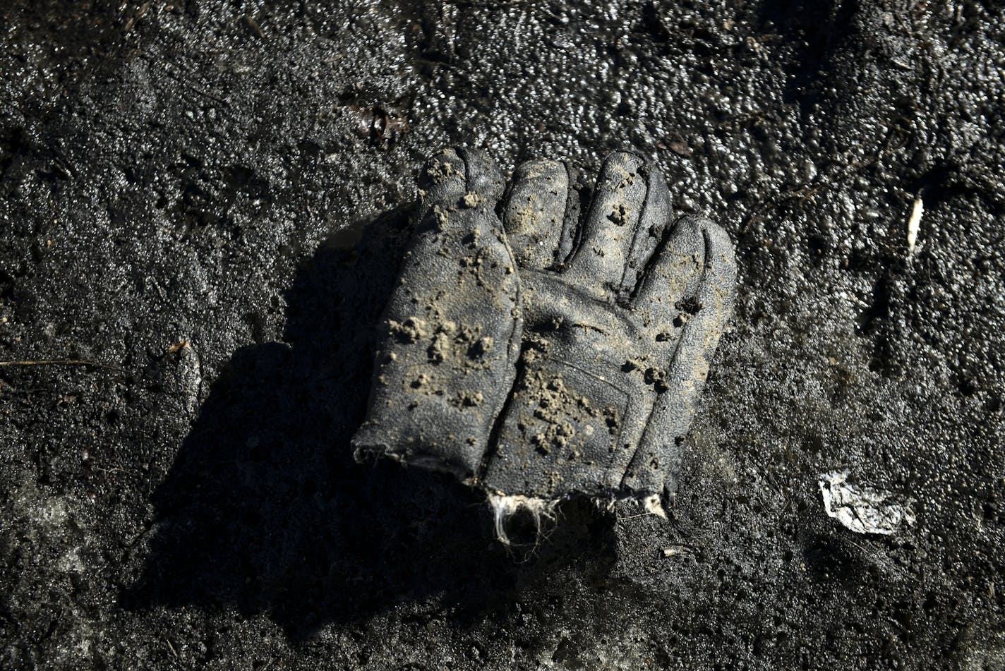 Litter was strewn about near piles of melting snow along Lagoon Avenue in Uptown Friday afternoon. ] Aaron Lavinsky &#xa5; aaron.lavinsky@startribune.com Fast melt ... SO MUCH LITTER! What's emerging from the piles of snow, and how will it get cleaned up? We photograph litter in Uptown Minneapolis on Friday, March 22, 2019.