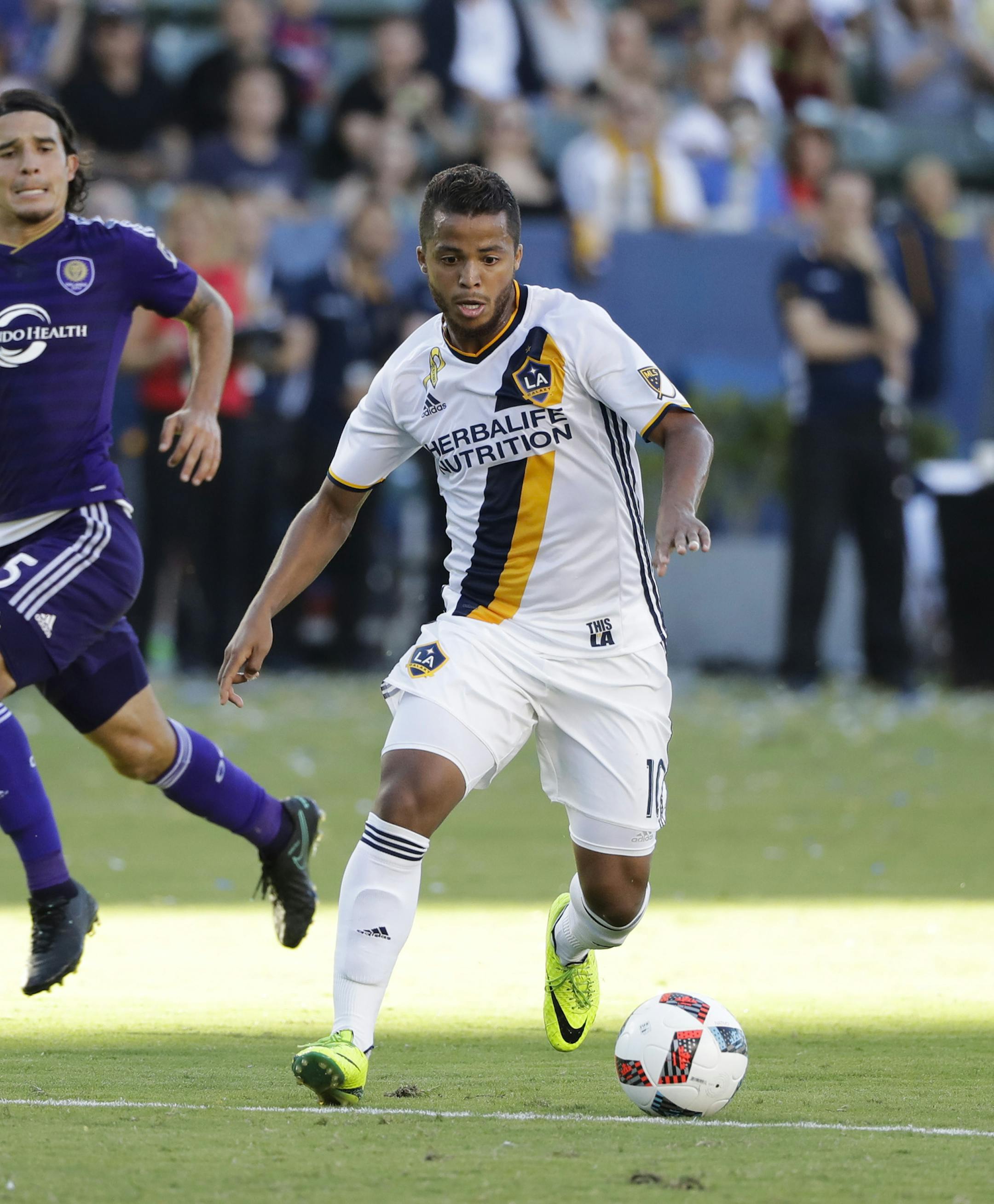 Los Angeles Galaxy forward Giovani dos Santos controls the ball during the second half of an MLS soccer match against the Orlando City FC Sunday, Sept. 11, 2016, in Carson, Calif. The Galaxy won 4-2. (AP Photo/Jae C. Hong) ORG XMIT: NYOTK