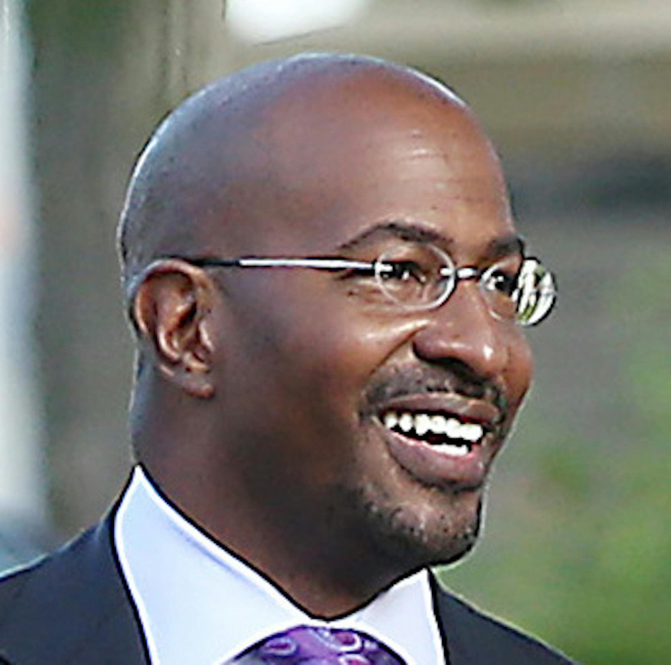 Attorneys, including Van Jones, left, made their way into the Carver County Justice Center on June 27, 2016 in Chaska, MN. Attorneys representing the potential heirs to Prince's estate met in court to discuss issues related to DNA testing of those making a claim to the late musician's music and millions. ] (ELIZABETH FLORES/STAR TRIBUNE) ELIZABETH FLORES • eflores@startribune.com