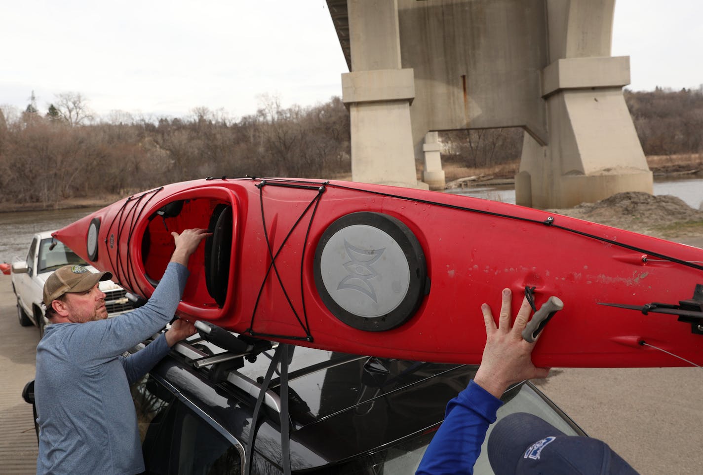 Tom Feider, left, of St. Paul and Jerry LaRochelle of Roseville loaded a kayak onto Feider's car after spending part of their Saturday enjoying the waters at Fort Snelling State Park.