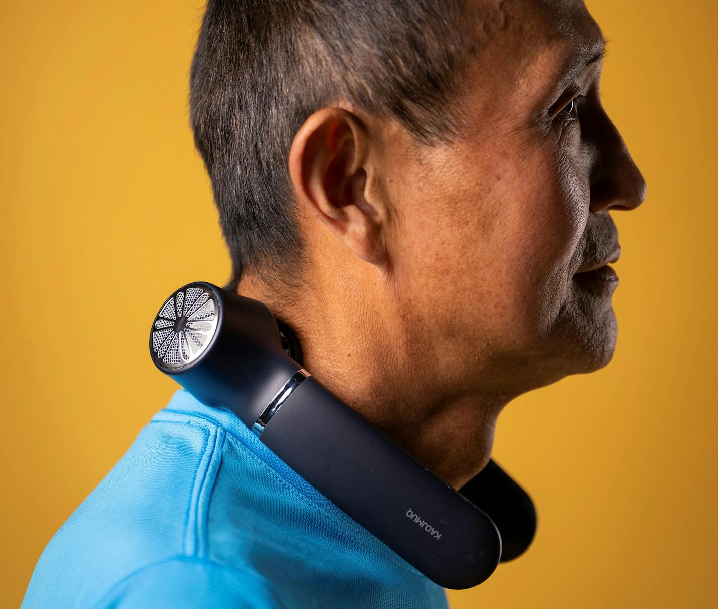 Seigo Masubuchi demonstrates personal cooling devices in the Star Tribune studio on Friday, July 21, 2023 in Minneapolis, Minn. ] LEILA NAVIDI • leila.navidi@startribune.com