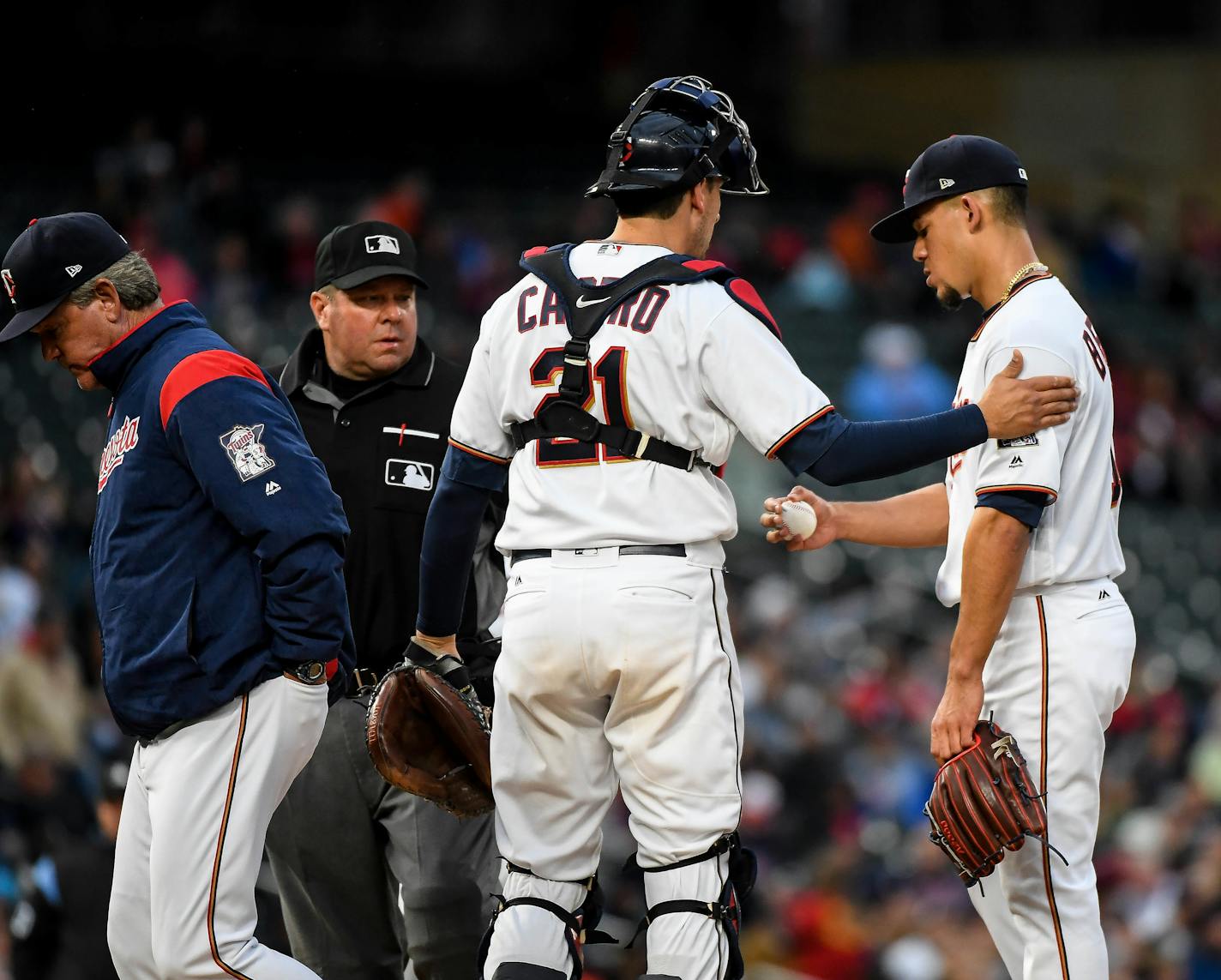Twins catcher Jason Castro (21) patted starting pitcher Jose Berrios (17) on the shoulder after a visit to the mound by pitching coach Neil Allen on Tuesday.