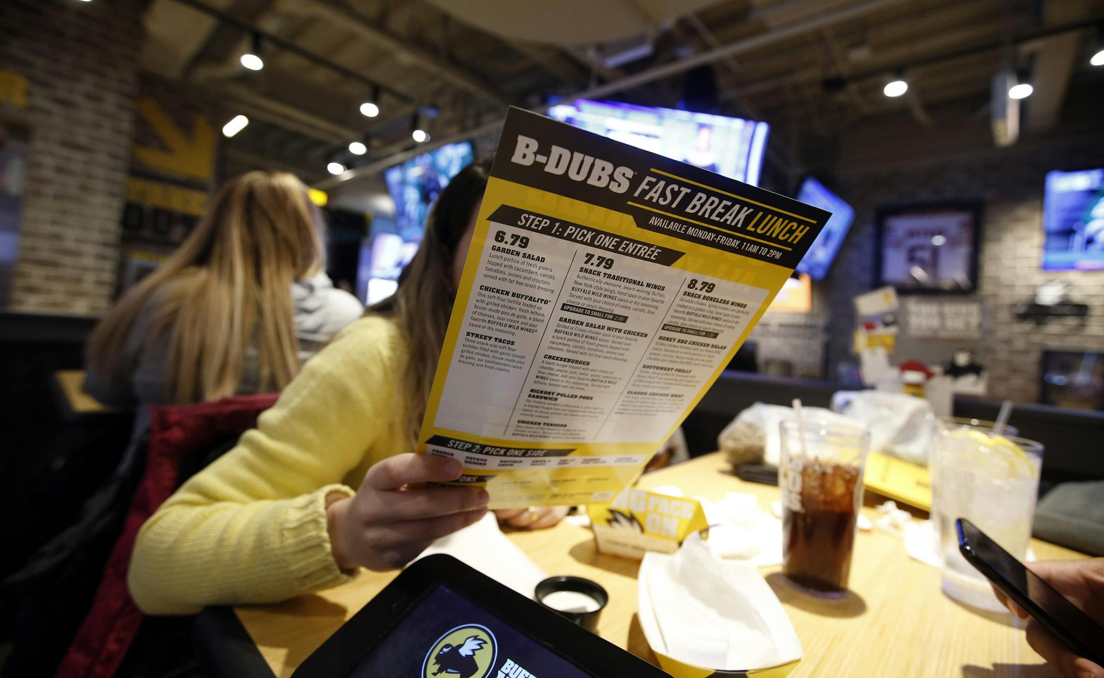 Buffalo Wild Wings said it plans "minimal" price increases after raising prices about 3.4 percent at company-owned restaurants over 12 months. (Phil Velasquez/ Chicago Tribune) ORG XMIT: 1195674