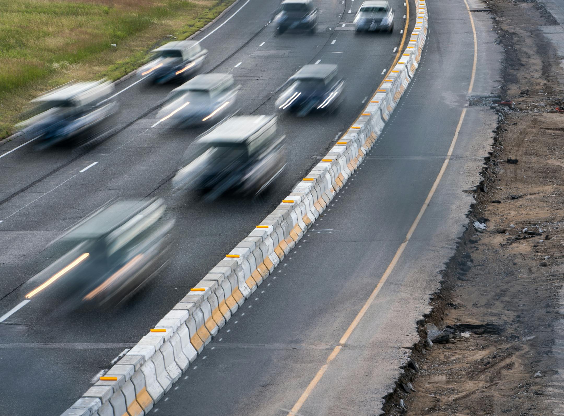 Motorists travelled eastbound on Interstate Highway-94 between St. Paul and Maplewood, past lanes under construction in summer 2016. Photo: Aron.lavinsky@startribune.com