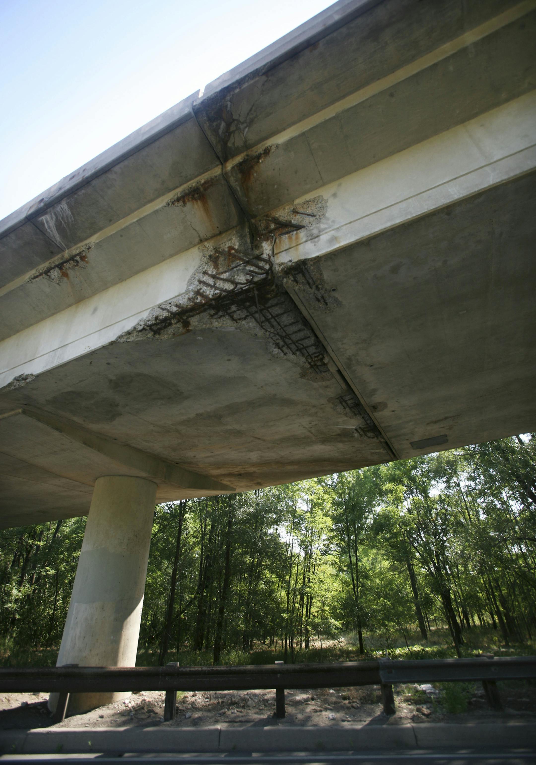 RENEE JONES SCHNEIDER &#xac;&#x2022; reneejones@startribune.com Oak Parkes Heights, MN - 8/10/07 - Over a dozen exposed rebar at a critical seam connecting two sections of Hwy. 36 eastbound over Hwy. 95. A week ago light steel mesh had been in place to catch falling concrete. It has since been removed. ORG XMIT: MIN2013080711092939
