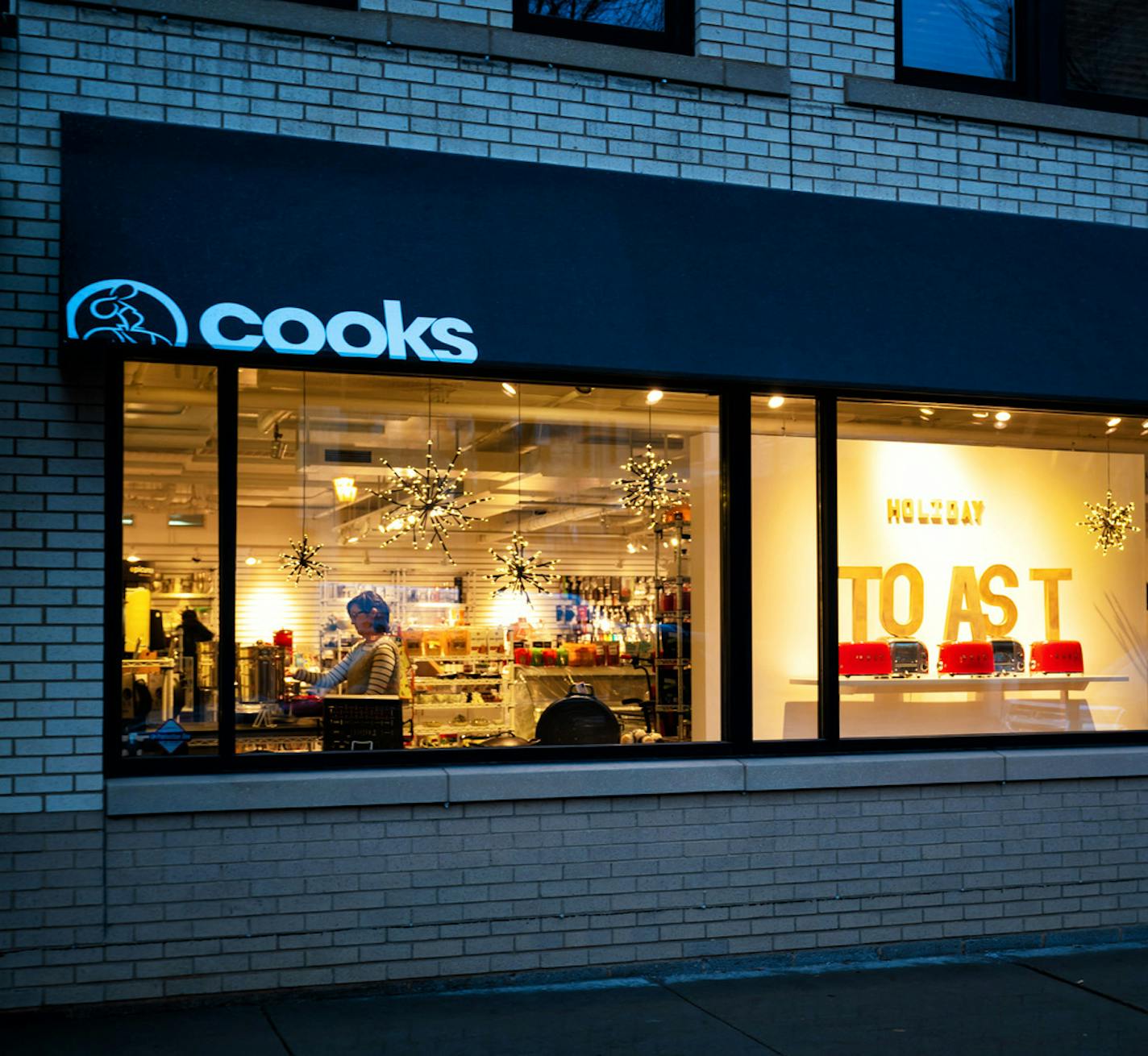 Cooks of Crocus Hill, 208 N. 1st St. ] GLEN STUBBE &#x2022; glen.stubbe@startribune.com Friday, November 23, 2018 Instead of each independent small business for itself on Small Business Saturday, neighborhood shopping districts are banding together to attract shoppers. The latest example--North Loop in Minneapolis is bundling with nearly 25 of its retailers to do the first North Loop Lights Event with businesses going all out on window displays, store decor, discounts and a charitable partner.