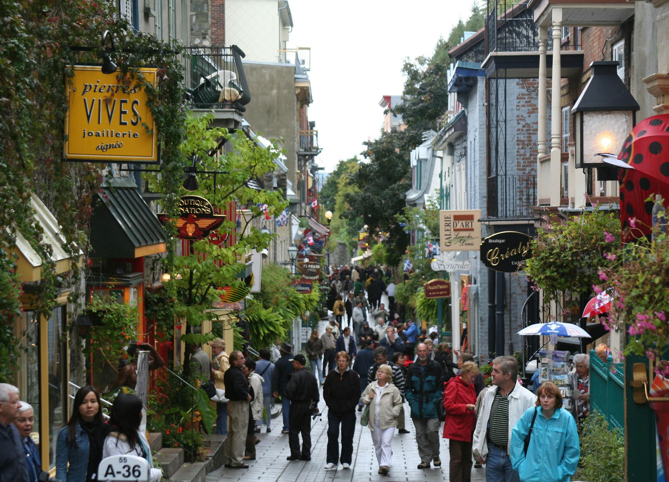 Quebec City visitors inevitably make their way to Rue du Petit-Champlain for its shops, galleries, restaurants and street entertainers. (Alan Solomon/Chicago Tribune/MCT) ORG XMIT: 1051709
