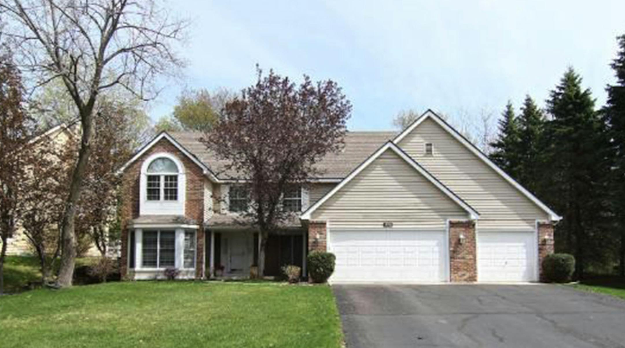 ... Apple Valley
Built in 1988, this five-bedrom, three-bath houses has 2,766 finished square feet and features four-bedrooms on one level, two-story great room, six-panel doors, enameled trim, fireplace with custom surround, full basement, sun room and deck. Listed by Sheryl Petrashek, Re/Max Results, 612-889-6496.