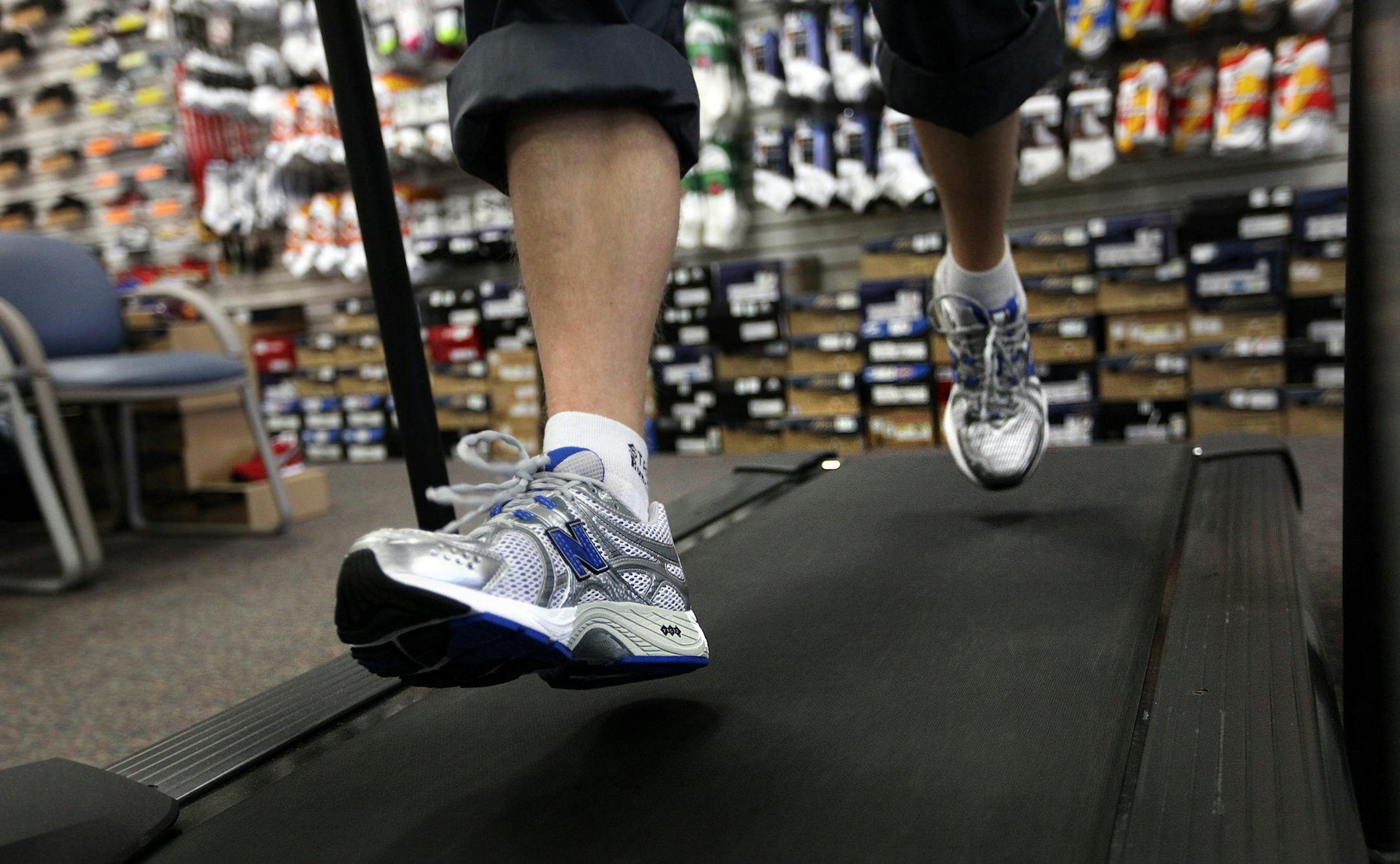 TOM WALLACE ï twallace@startribune.com Assign# 00007247A slug_ultrafit0330 Date: March 20, 2009 Local running store, startline provides a gait analysis' on a treadmill for runners to provide the best fit on size, and running style. Chris Peterson from Greenfield Minnesota runs the treadmill to help find the right shoe for his style. ORG XMIT: MIN2013050616302251