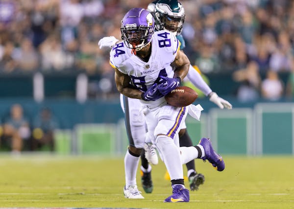 Irv Smith Jr. of the Minnesota Vikings drops a pass in the second quarter.
