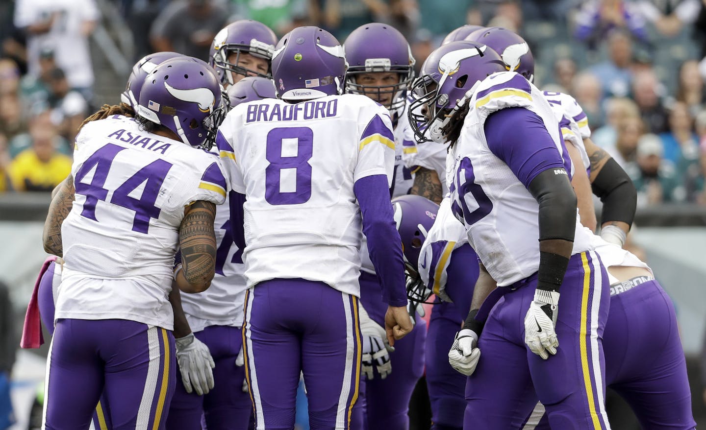 Minnesota Vikings quarterback Sam Bradford (8) huddles up his team during the NFL football game against the Philadelphia Eagles, Sunday, Oct. 23, 2016, in Philadelphia. The Eagles won 21-10. (AP Photo/Chris Szagola)