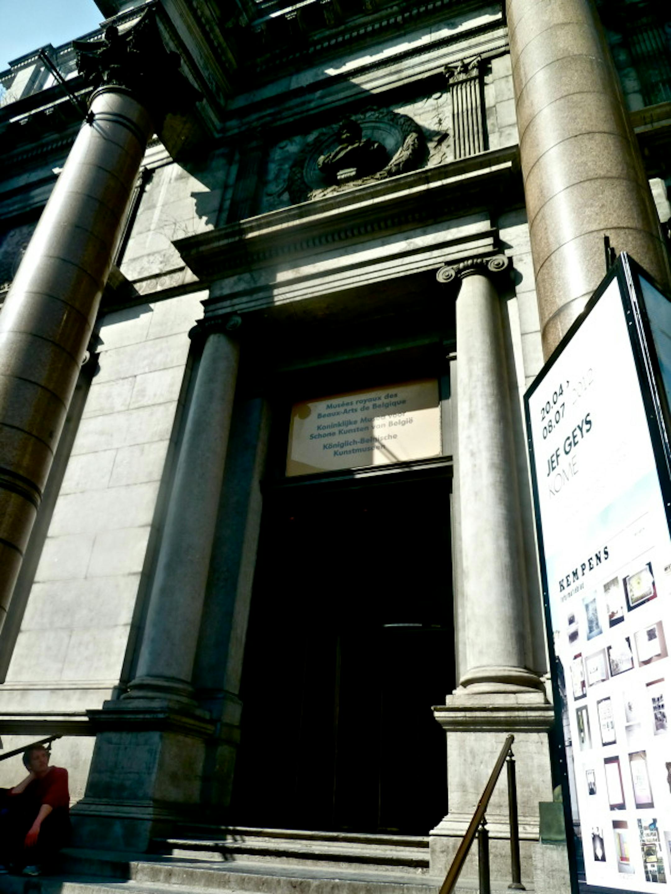 The outside of the Magritte Museum!