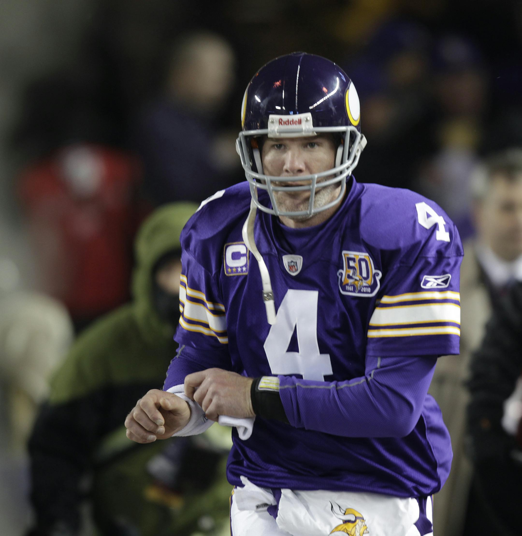 The arrival of quarterback Brett Favre thawed the cold shoulder that prized free agents were giving to the Twin Cities.
