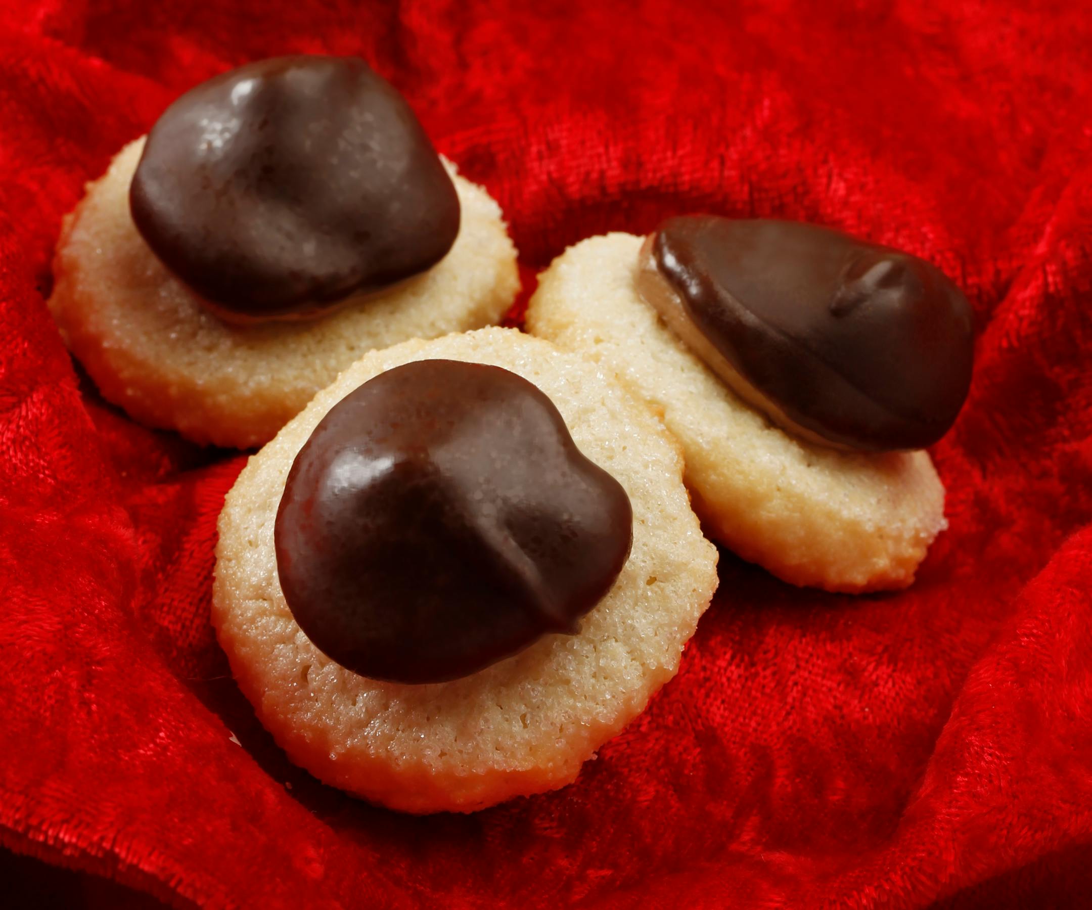 Chocolate almond macaroon -The Star Tribune Taste section 2011, top five, cookie contest winners were a variety of tastes and looks. They were styled by food stylist, Carmen Bonilla. [ TOM WALLACE � twallace@startribune.com _ Assignments #20020560A_ November 15, 2011_ SLUG: cookie1124_ EXTRA INFORMATION: Names (CQ) by rick nelson. Kay Lieberherr, 651 644 0274, Lance Swanson, 651 674 8406, Becky Varone, 952 448 2665, Joan Hause, 651 430 8842, and, Beth Jones, 507-363 6994