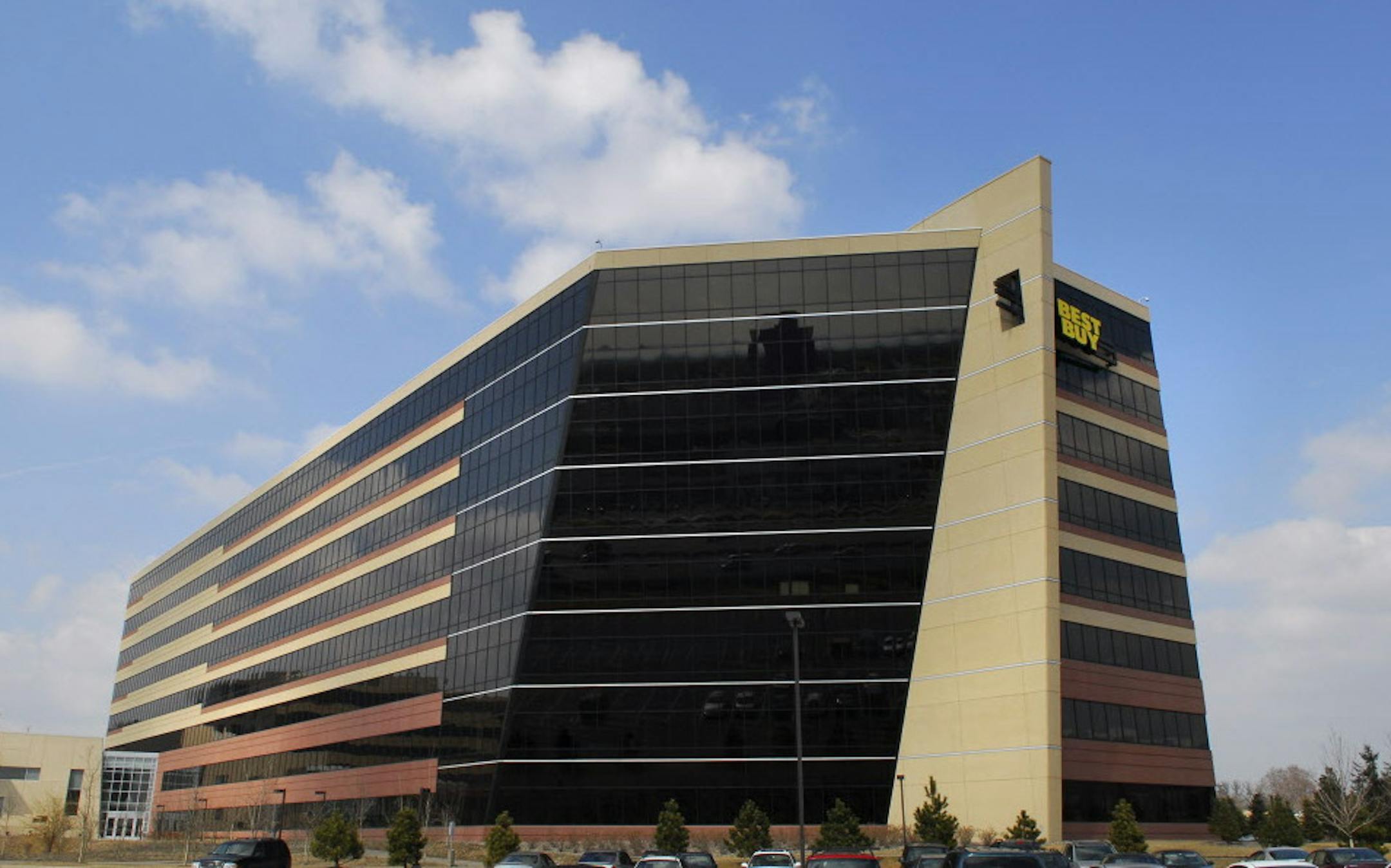 GLEN STUBBE Ô gstubbe@startribune.com Tuesday, March 28, 2006 -- Richfield, Minn. -- Best Buy headquarters in Richfield. ORG XMIT: MIN2012111517352044