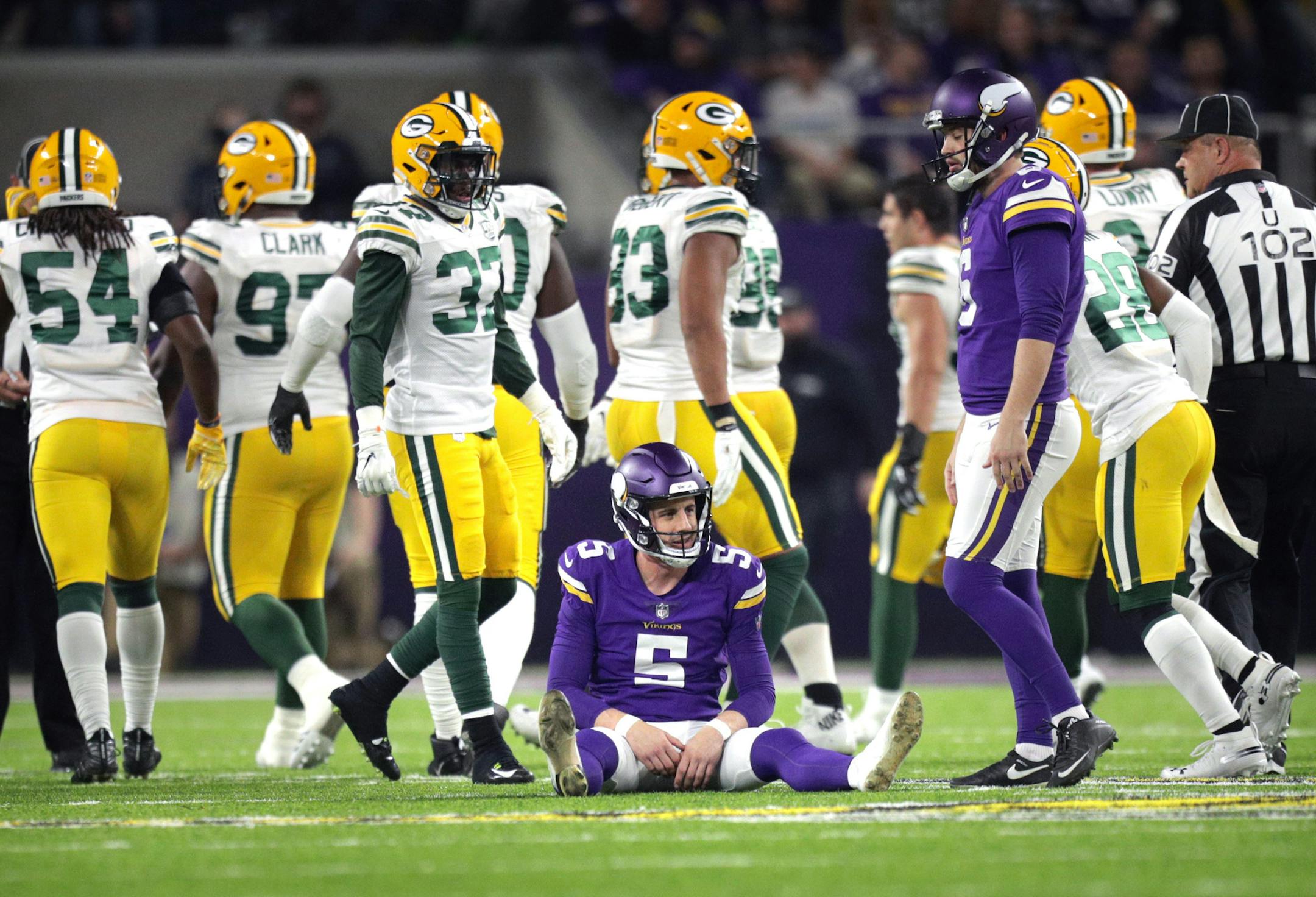 Viking's kicker Dan Bailey sits on the turf in disbelief after missing his 2nd field goal of the game. ] Minnesota Vikings -vs- Green Bay Packers - U.S. Bank Stadium
BRIAN PETERSON • brian.peterson@startribune.com
Minneapolis, MN 11/25/2018