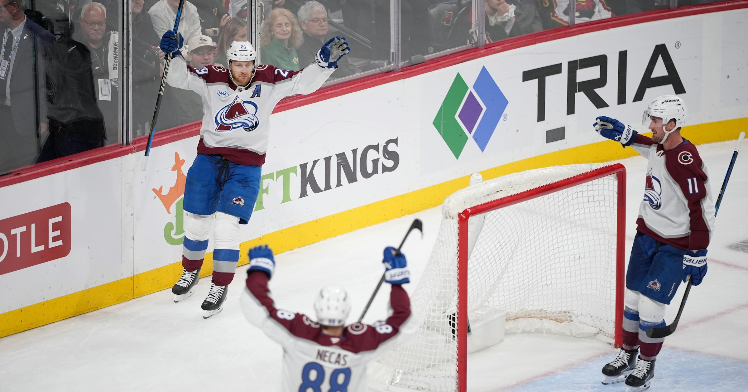 NHL's goal-scoring leader injured but returns in Avalanche's win