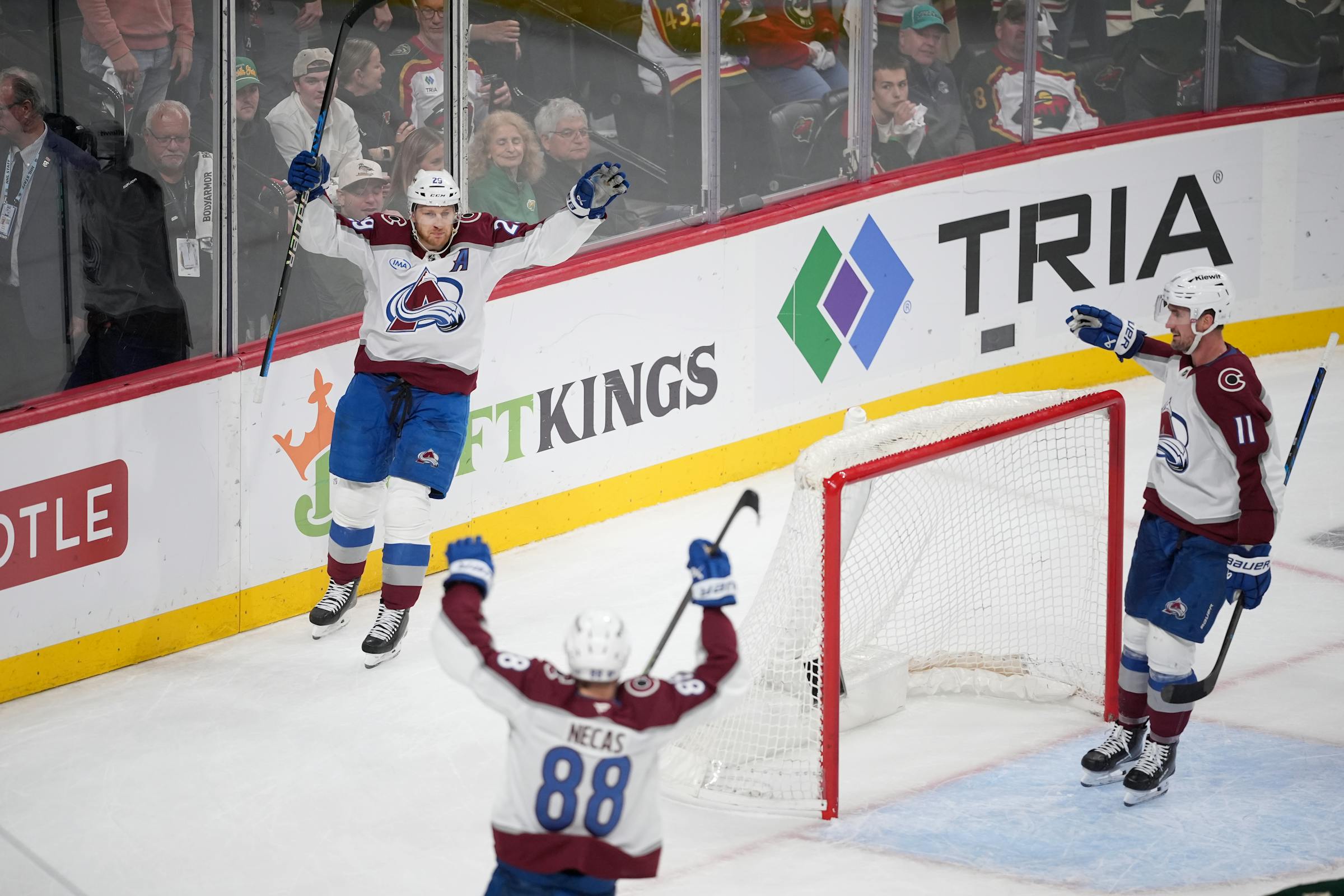 NHL's goal-scoring leader injured but returns in Avalanche's win