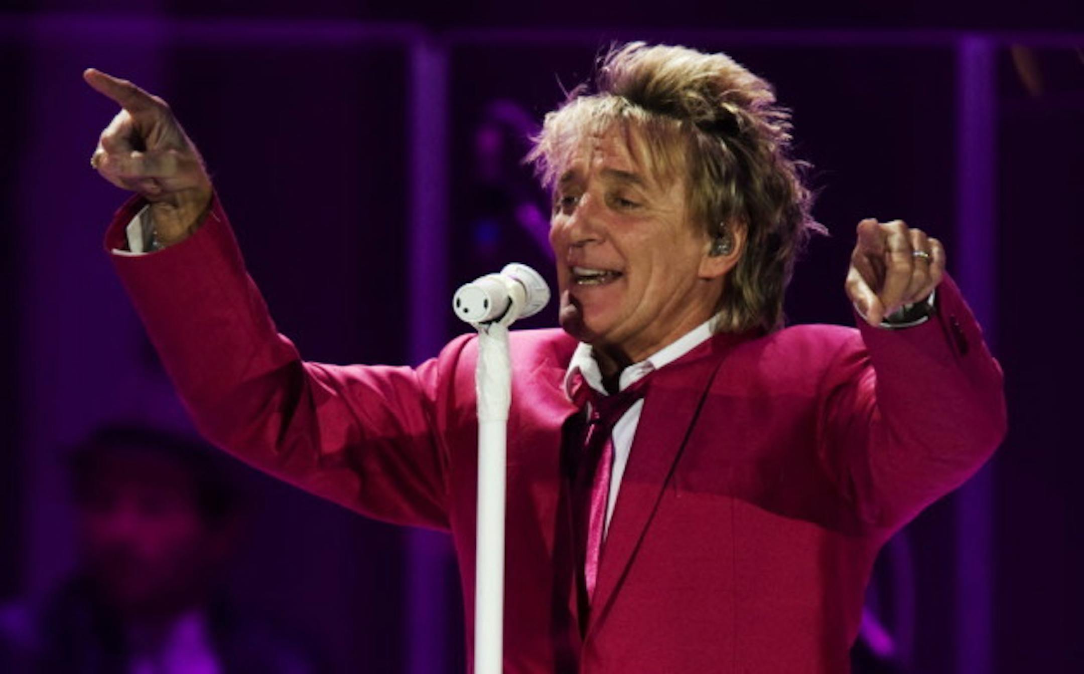 Rod Stewart was all pinked up at Target Center in 2009. / David Brewster, Star Tribune