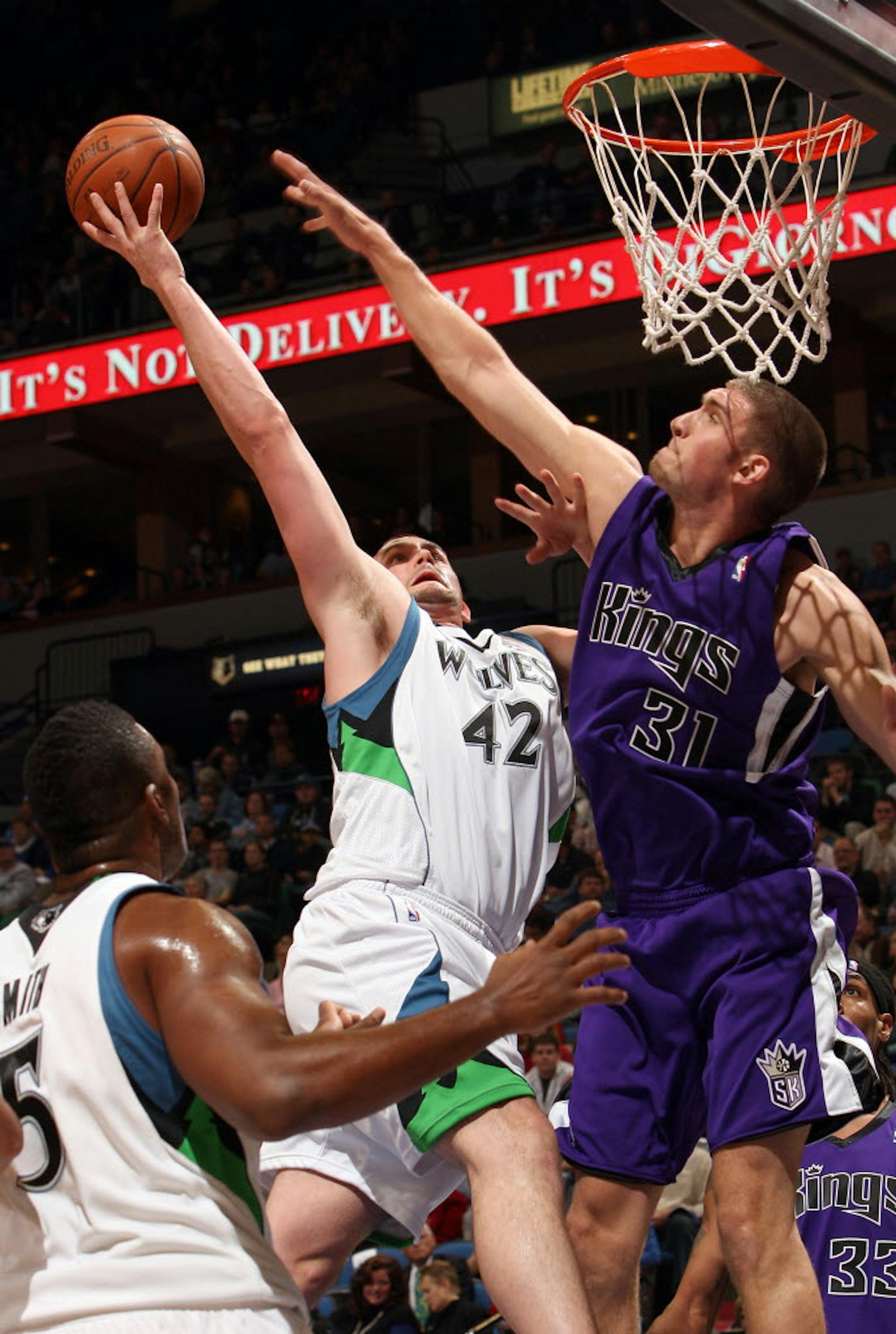 Minnesota's Kevin Love (42) attempted a shot against Sacramento's Spencer Hawes.