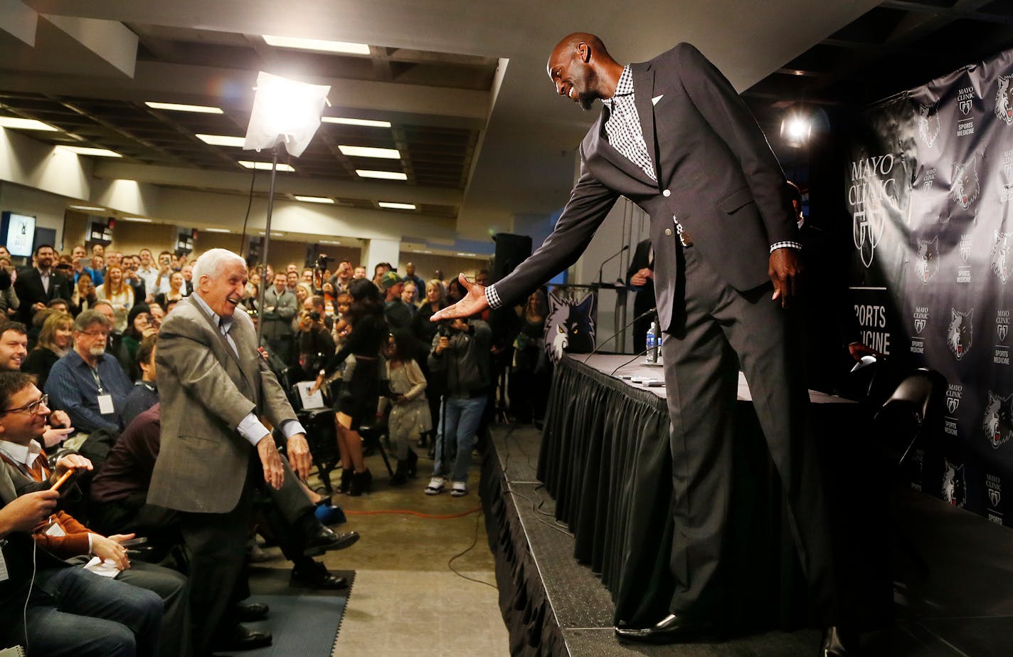 Star Tribune sports columnist Sid Hartman welcomed Kevin Garnett back to the Twins Cities in 2015