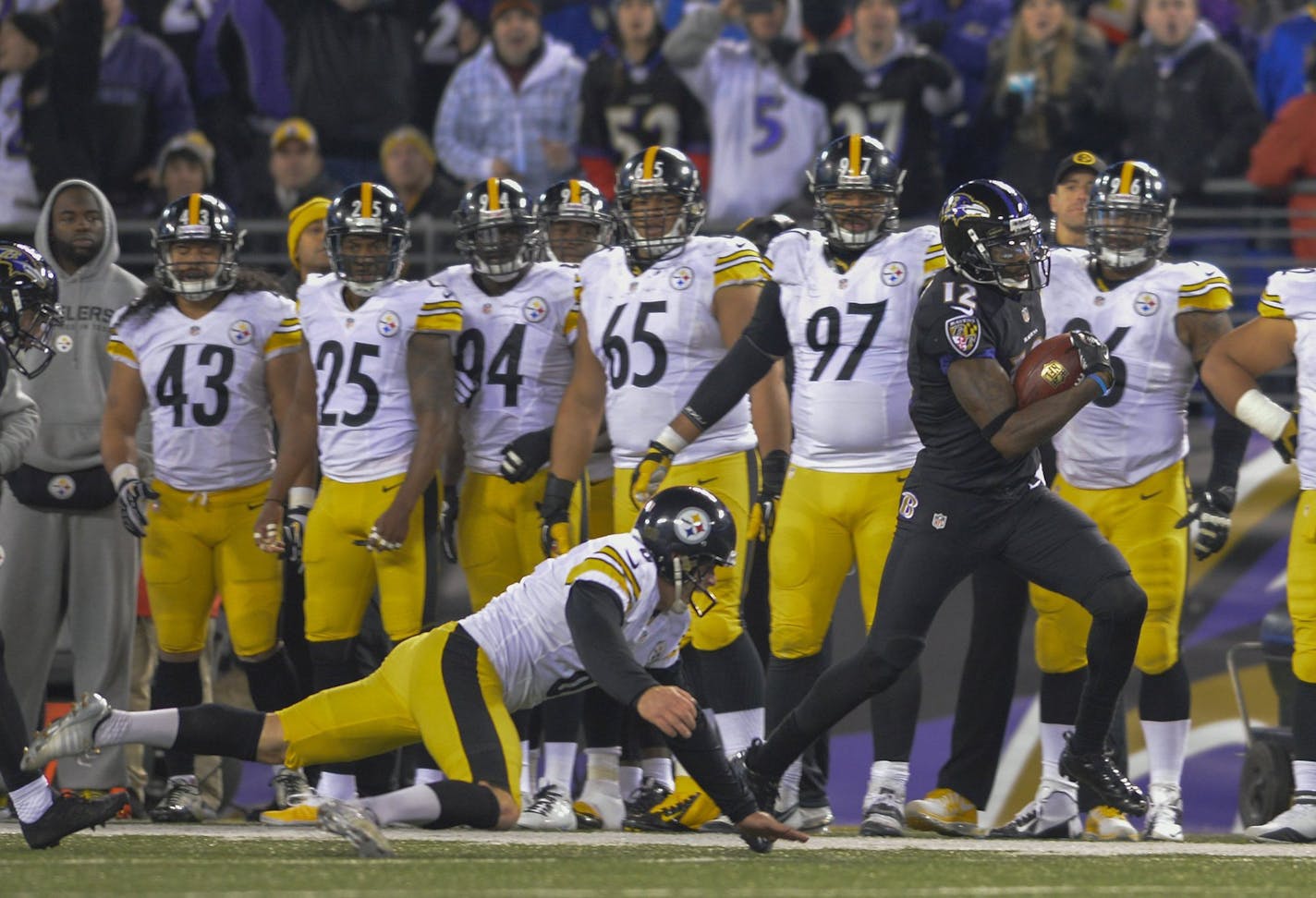 Baltimore Ravens wide receiver Jacoby Jones returns a kickoff down the Pittsburgh Steelers sidelines for 73 yards during the second half of a game won by the Ravens 22-20 in Baltimore on Thursday, November 28, 2013. (Doug Kapustin/MCT) ORG XMIT: 1146166 ORG XMIT: MIN1311290018331461