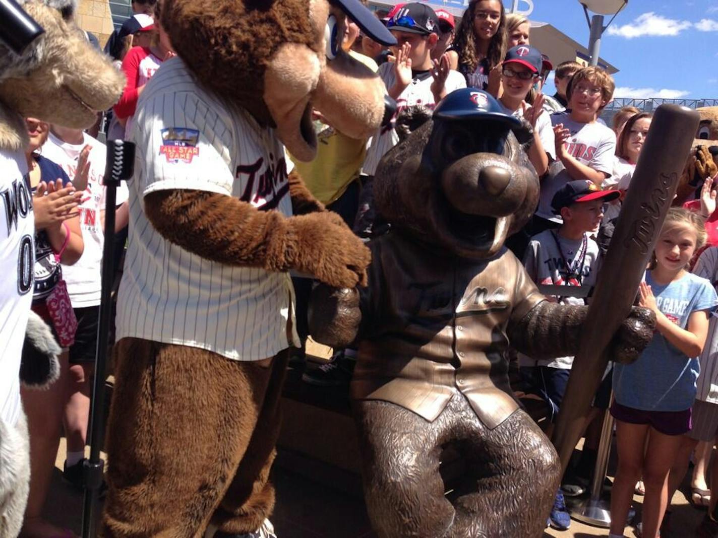 T.C. gets a gander at a bronze statue in his likeness that was unveiled Sunday.