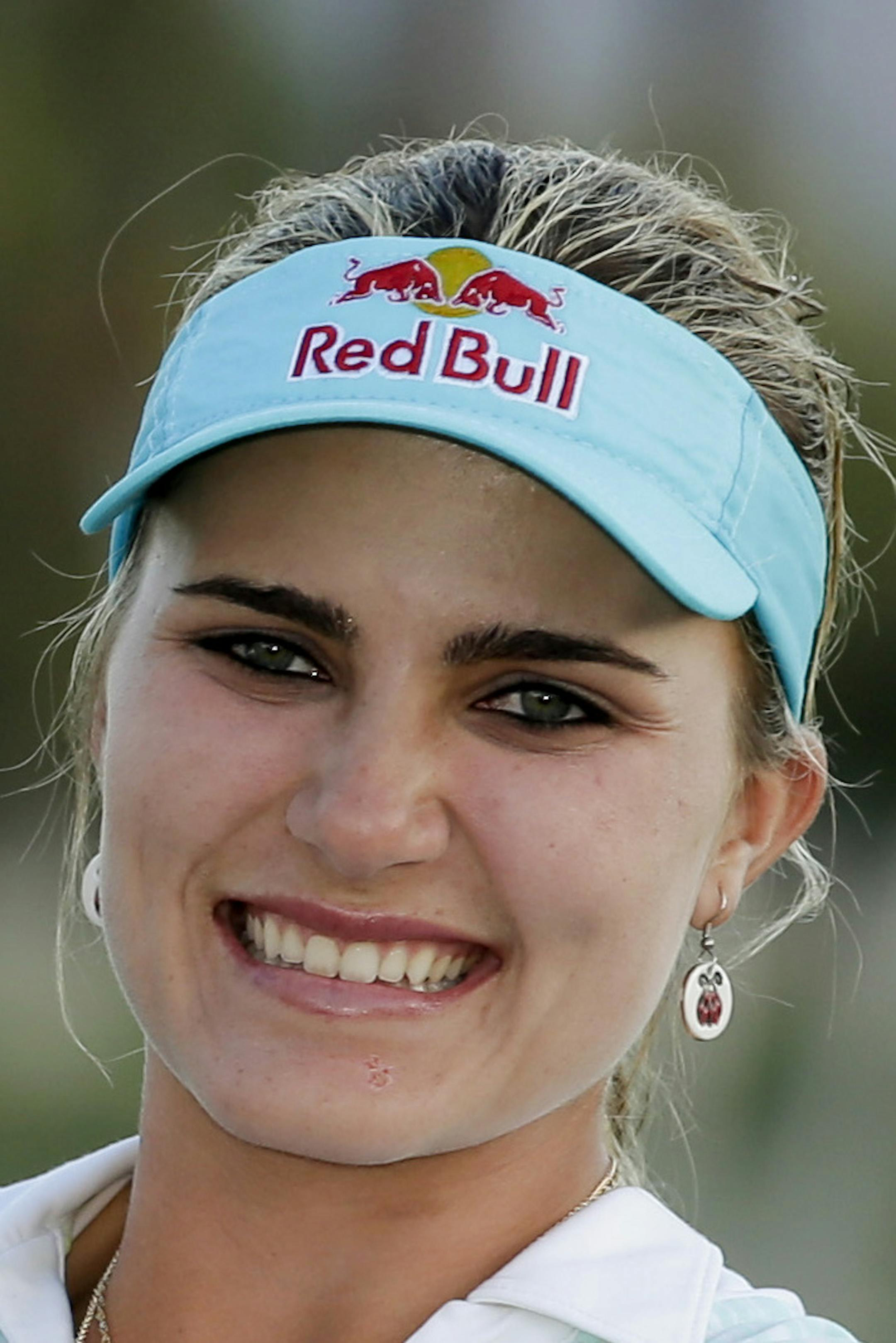 Lexi Thompson holds up the trophy after winning the Kraft Nabisco Championship golf tournament Sunday, April 6, 2014, in Rancho Mirage, Calif. (AP Photo/Chris Carlson)