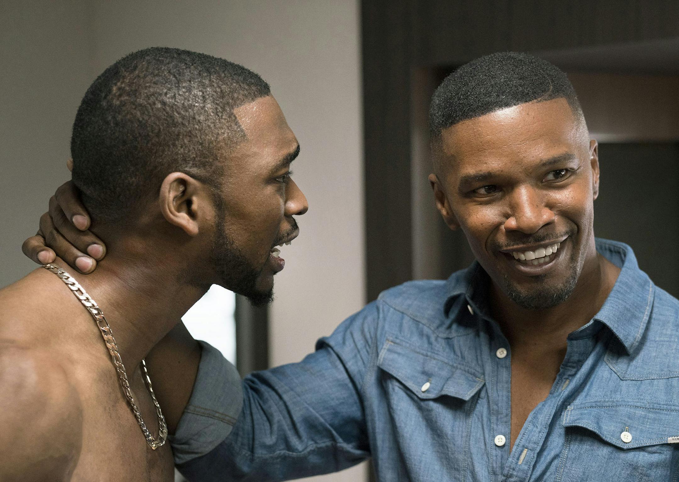 Jay Pharoah as Floyd and Jamie Foxx as himself in WHITE FAMOUS (Season 1, Episode 1). - Photo: Michael Desmond/SHOWTIME - Photo ID: WhiteFamous_Pilot_10367