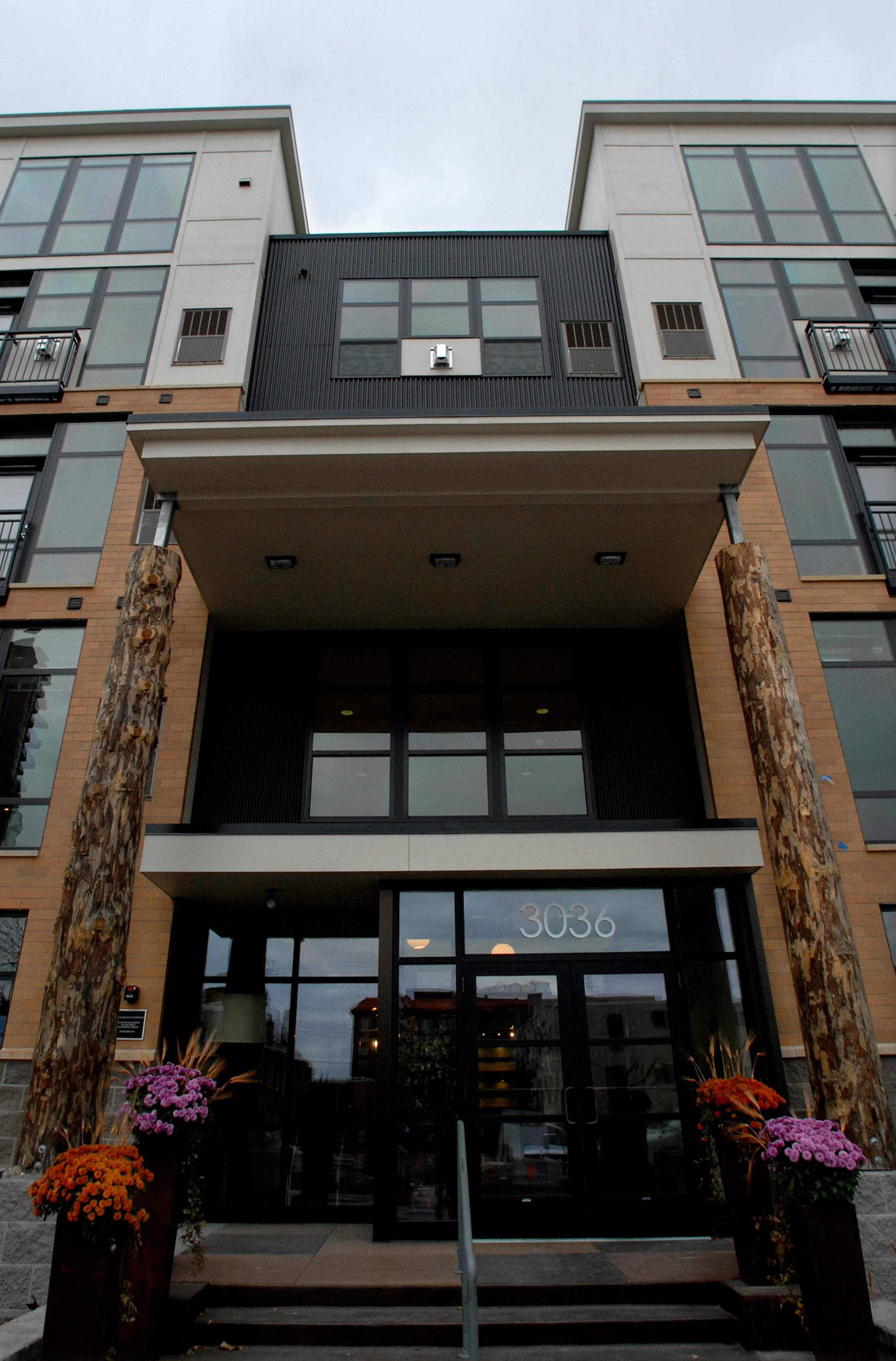 JOEY MCLEISTER � jmcleister@startribune.comMinneapolis,Mn.,Weds.,Nov. 14, 2007--The exterior of the Lake Calhoun City Apartments at 3036 W. Lake St. across from Lake Calhoun.
