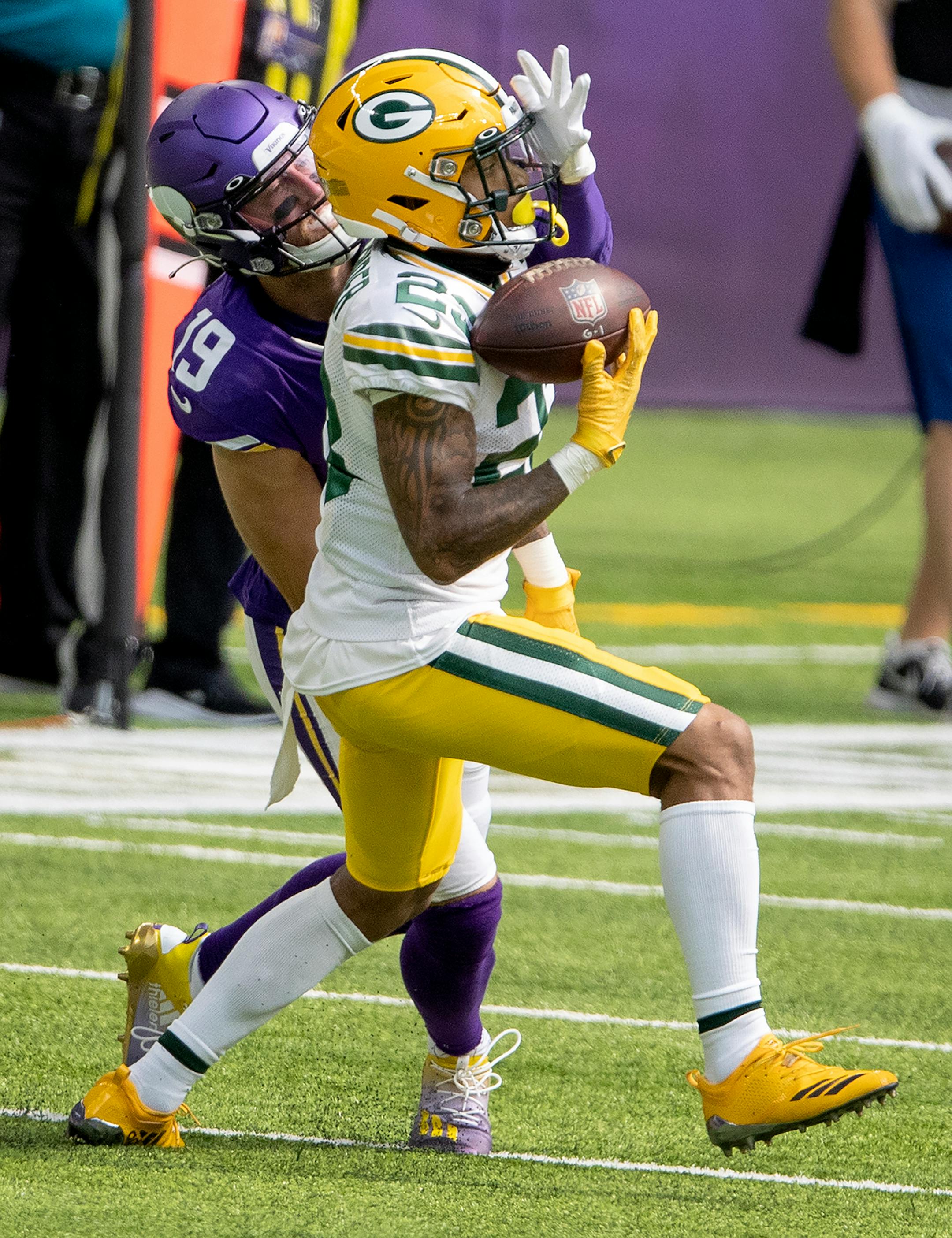 Jaire Alexander (23) of the Green Bay Packers intercepted a pass intended for Adam Thielen (19) of the Minnesota Vikings in the second quarter.