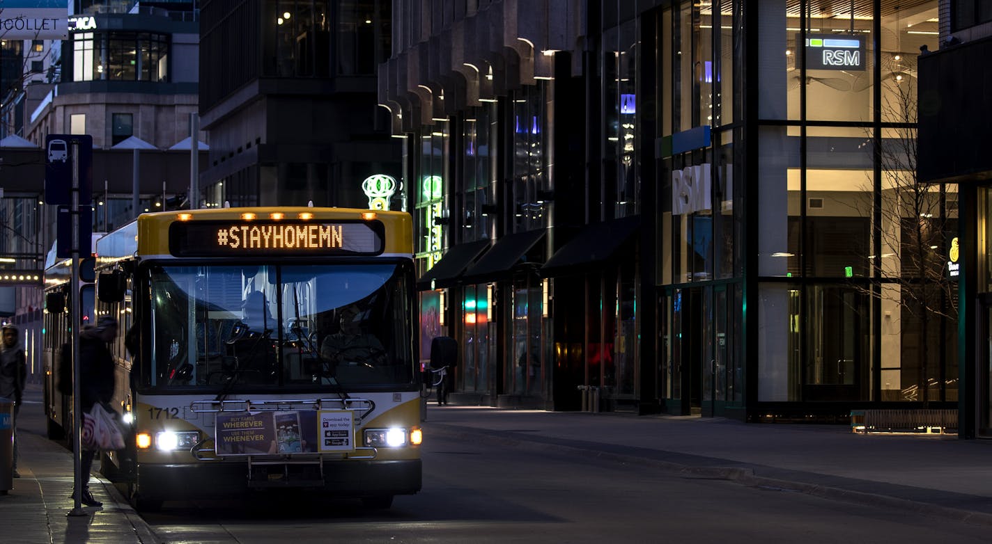 Metro Transit busses with the hashtag #STAYHOMEMN on Nicollet Mall in downtown Minneapolis on Monday evening. ] CARLOS GONZALEZ &#x2022; cgonzalez@startribune.com &#x2013; Minneapolis, MN &#x2013; March 23, 2020, Photos of Minneapolis, COVID-19, coronavirus