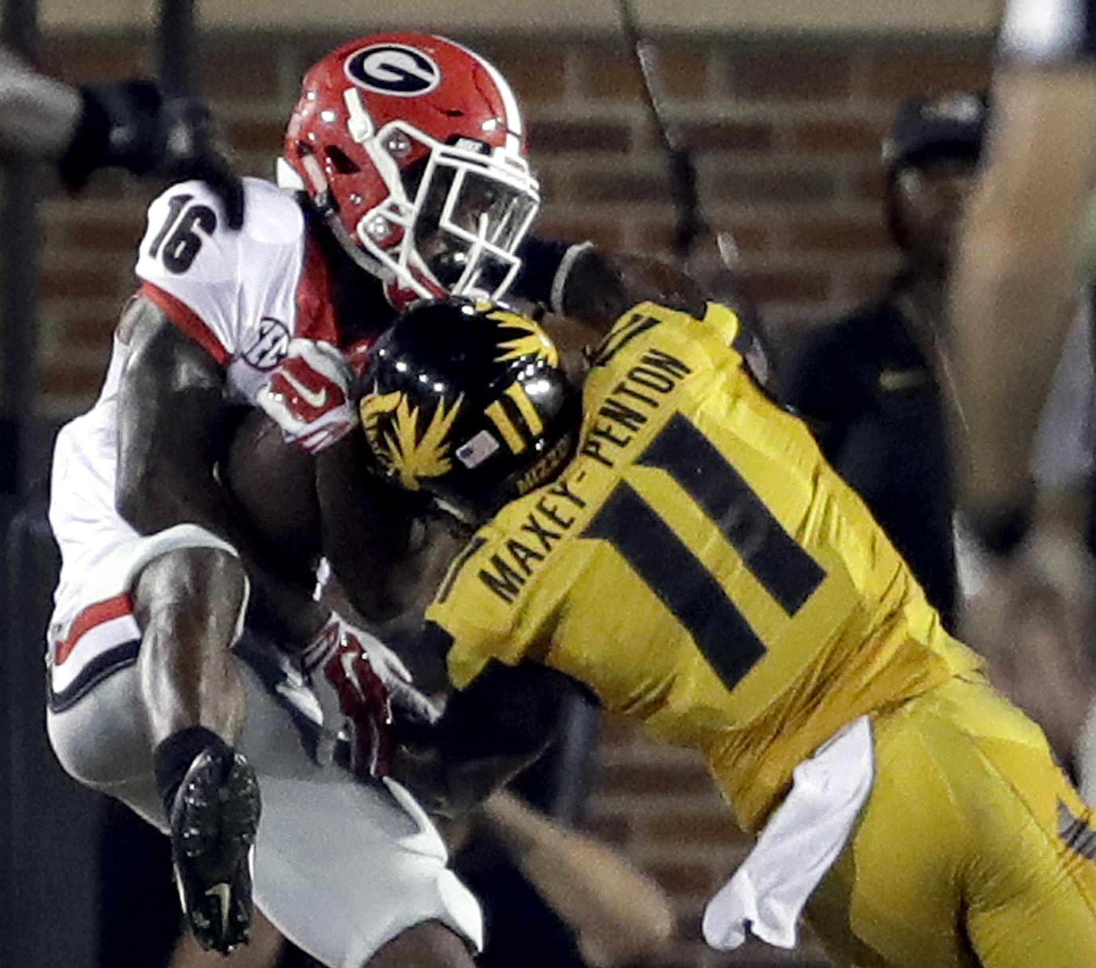 Georgia wide receiver Isaiah McKenzie, left, catches a 20-yard touchdown pass against Missouri defensive back Aarion Penton during the second half of an NCAA college football game Saturday, Sept. 17, 2016, in Columbia, Mo. Georgia won 28-27. (AP Photo/Jeff Roberson)