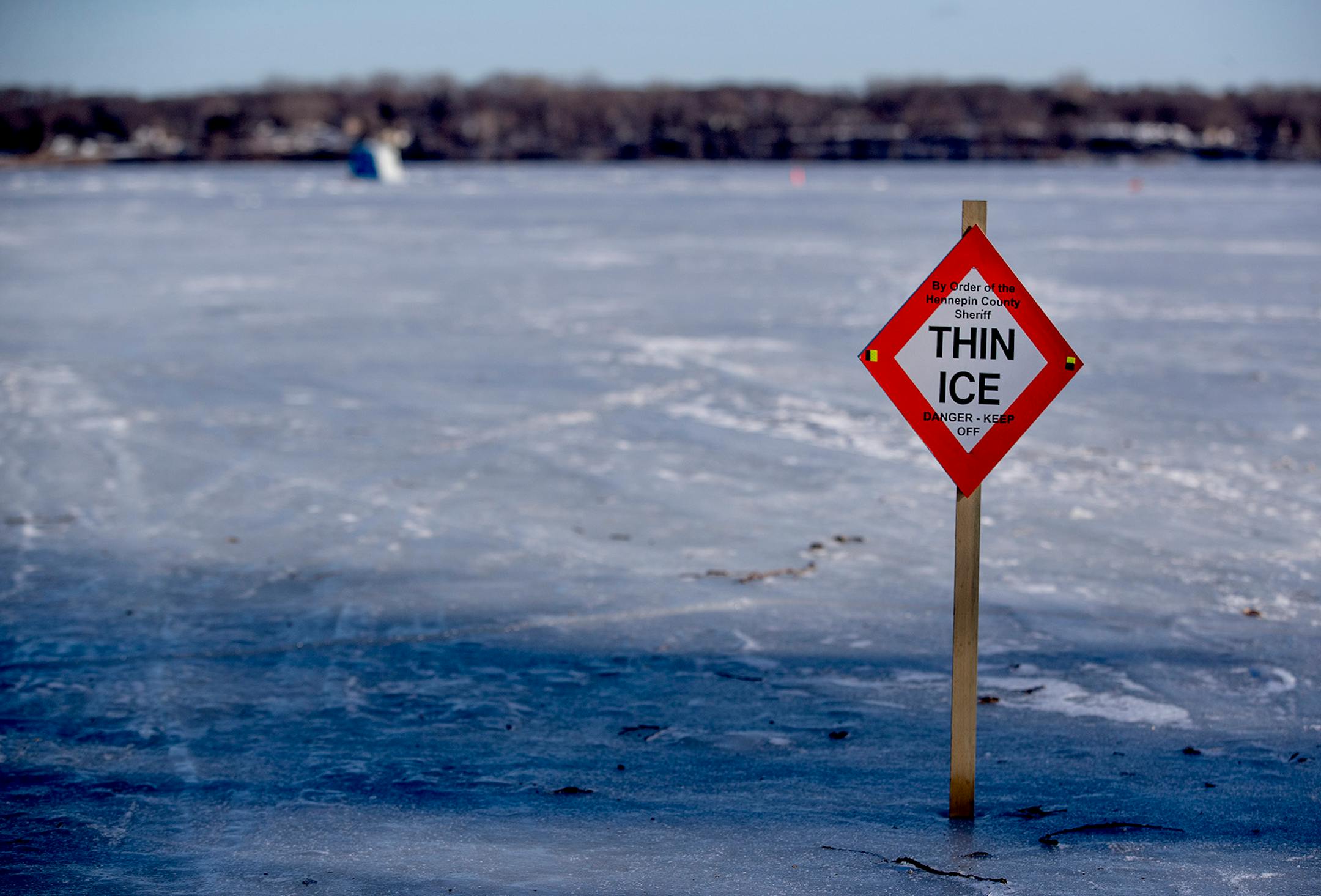 A thin ice warning on Medicine Lake in Plymouth, MN. ] CARLOS GONZALEZ cgonzalez@startribune.com - January 4, 2017, Plymouth, MN, Ice Fishing on Medicine Lake