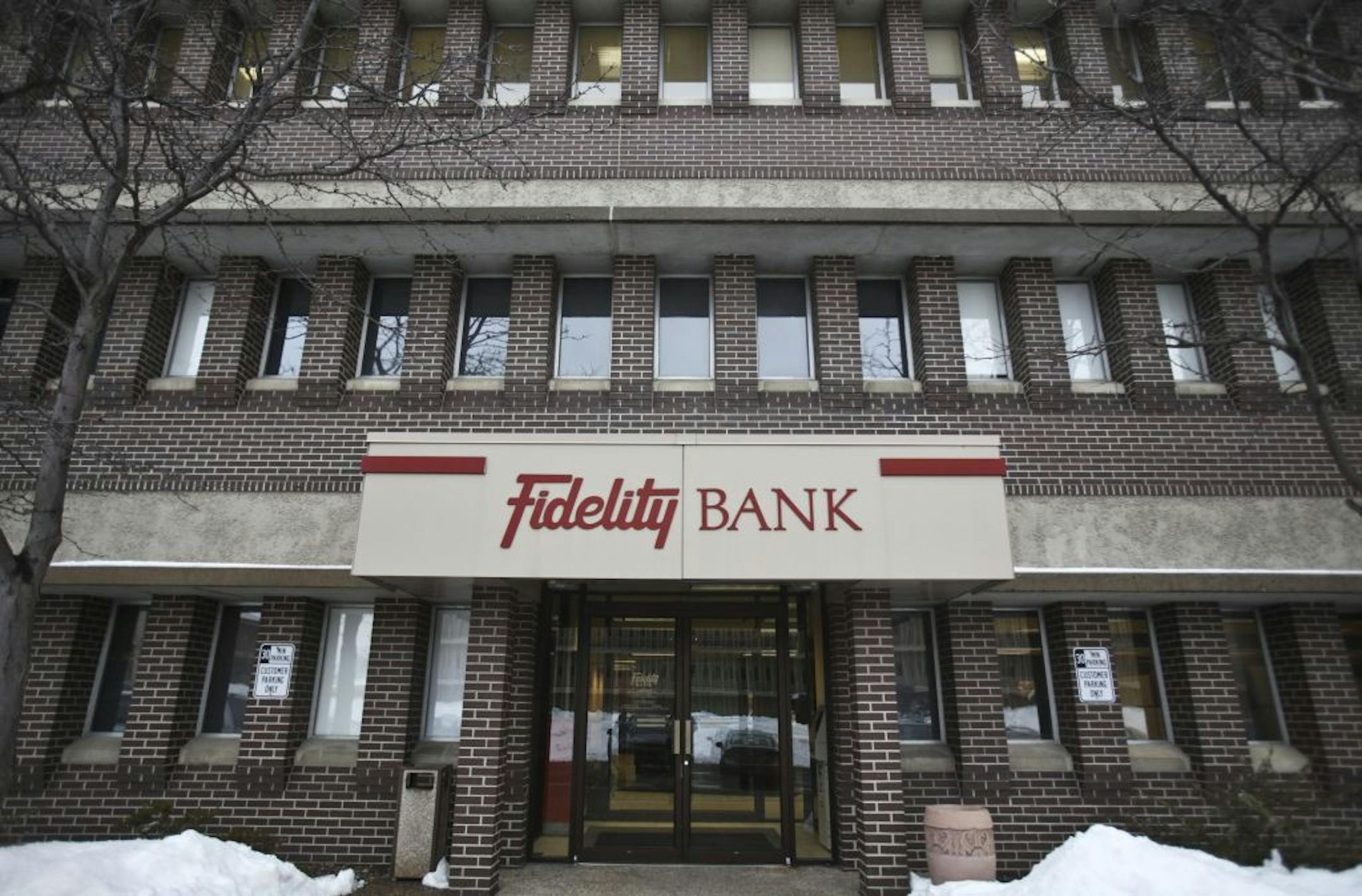 This is the main branch office for Fidelity Bank In Edina.