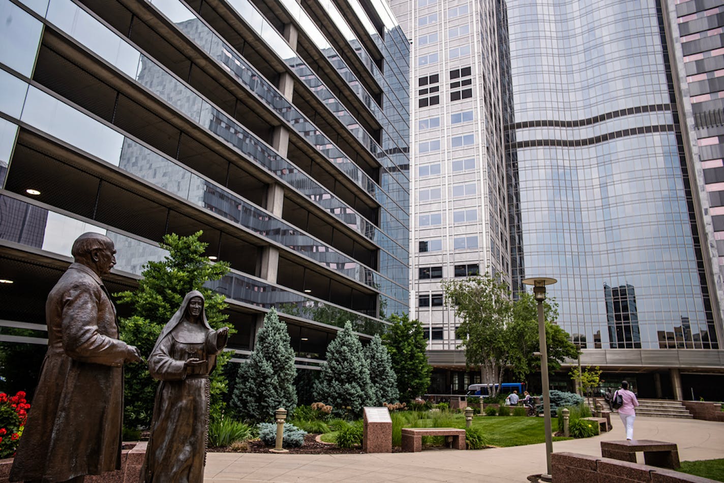 The Damon Parking Ramp on the left will be razed for a new clinical building connected to the Gonda building in the background in Rochester, Minn., on Monday, June 5, 2023. Mayo Clinic at 10 a.m. will be unveiling its billion-plan to modernize the health campus for new technologies and make it easier for visiting patients and families to navigate. ] RICHARD TSONG-TAATARII • richard.tsong-taatarii @startribune.com