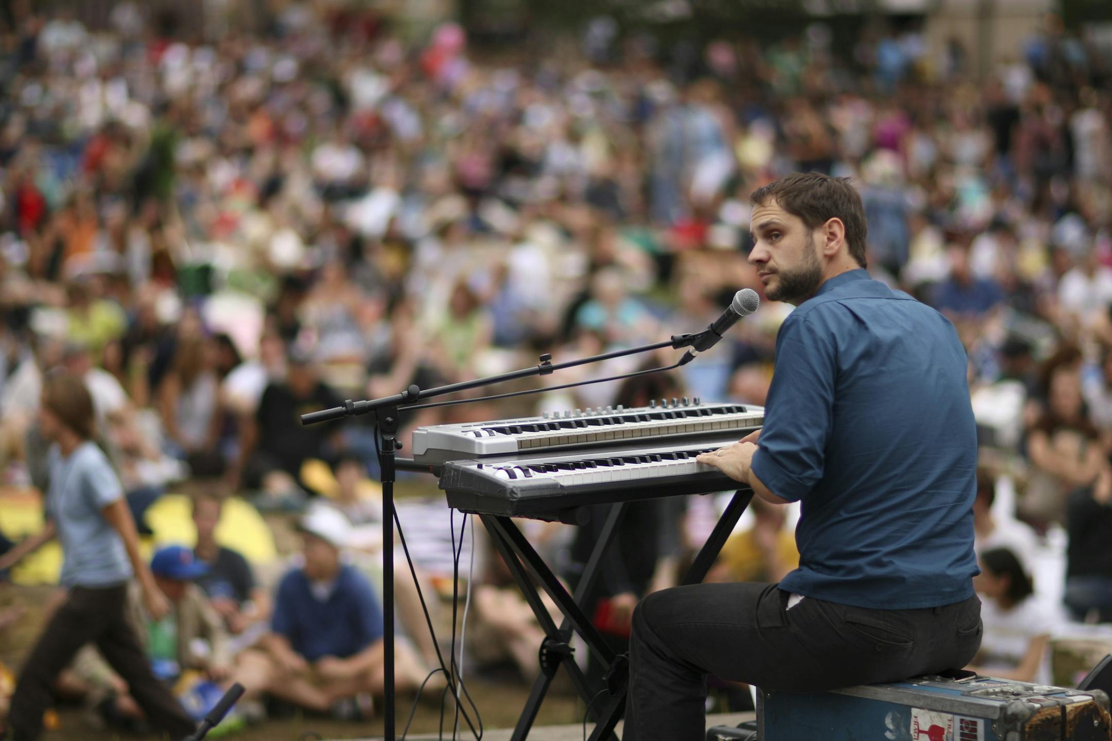 JEFF WHEELER • jwheeler@startribune.com MINNEAPOLIS - 7/20/09 - Summer Music & Movies, the popular (and free) annual Walker Art Center collaboration with the Minneapolis Park and Recreation Board, began Monday night with a performance by the band Halloween Alaska, to be followed by the movie "Cat on a Hot Tin Roof." IN THIS PHOTO: ] Halloween Alaska's James Diers cues the band with a glance at the start of a song Monday night.