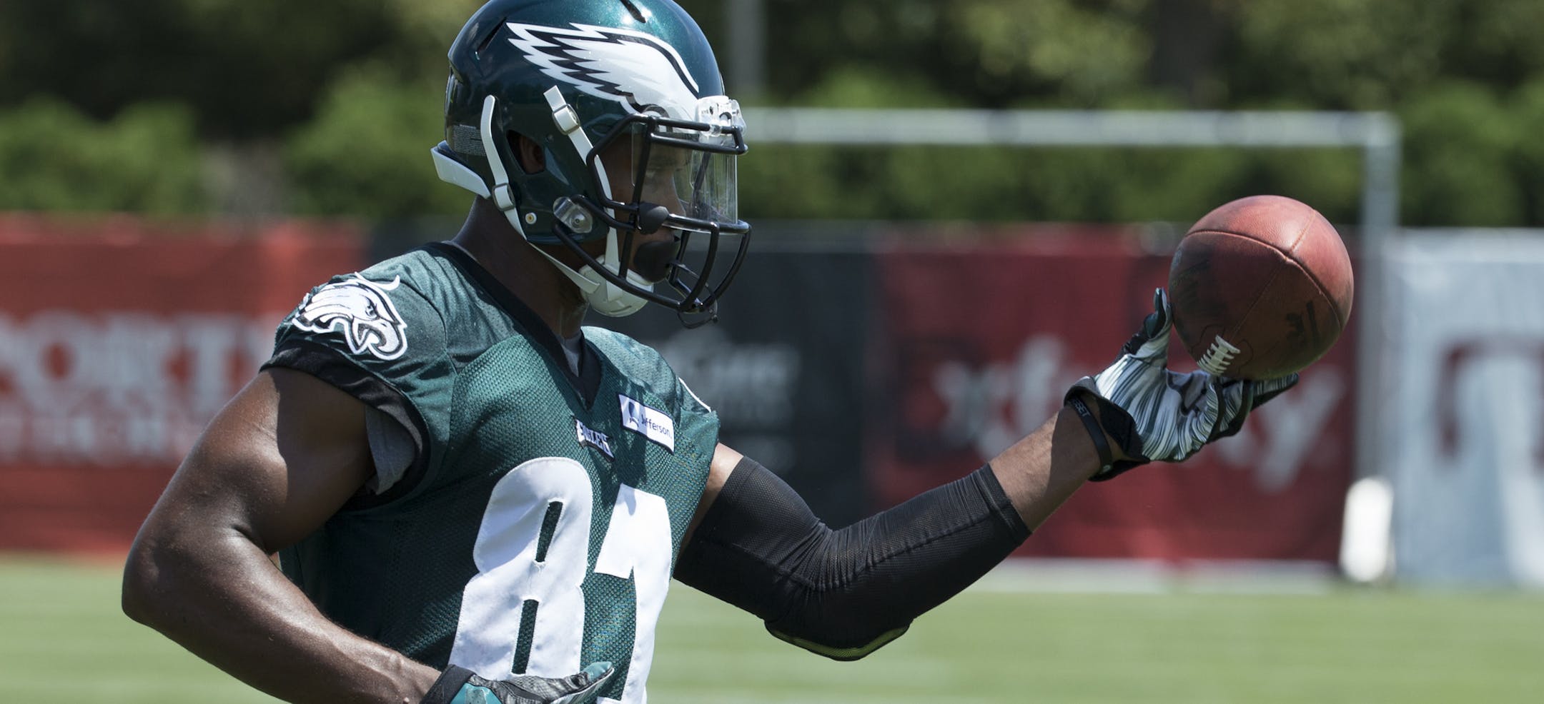 Philadelphia Eagles wide receiver Jordan Matthews (81) with the one handed catch during practice at NFL football training camp, Sunday, Aug. 2, 2015, in Philadelphia. (AP Photo/Chris Szagola)