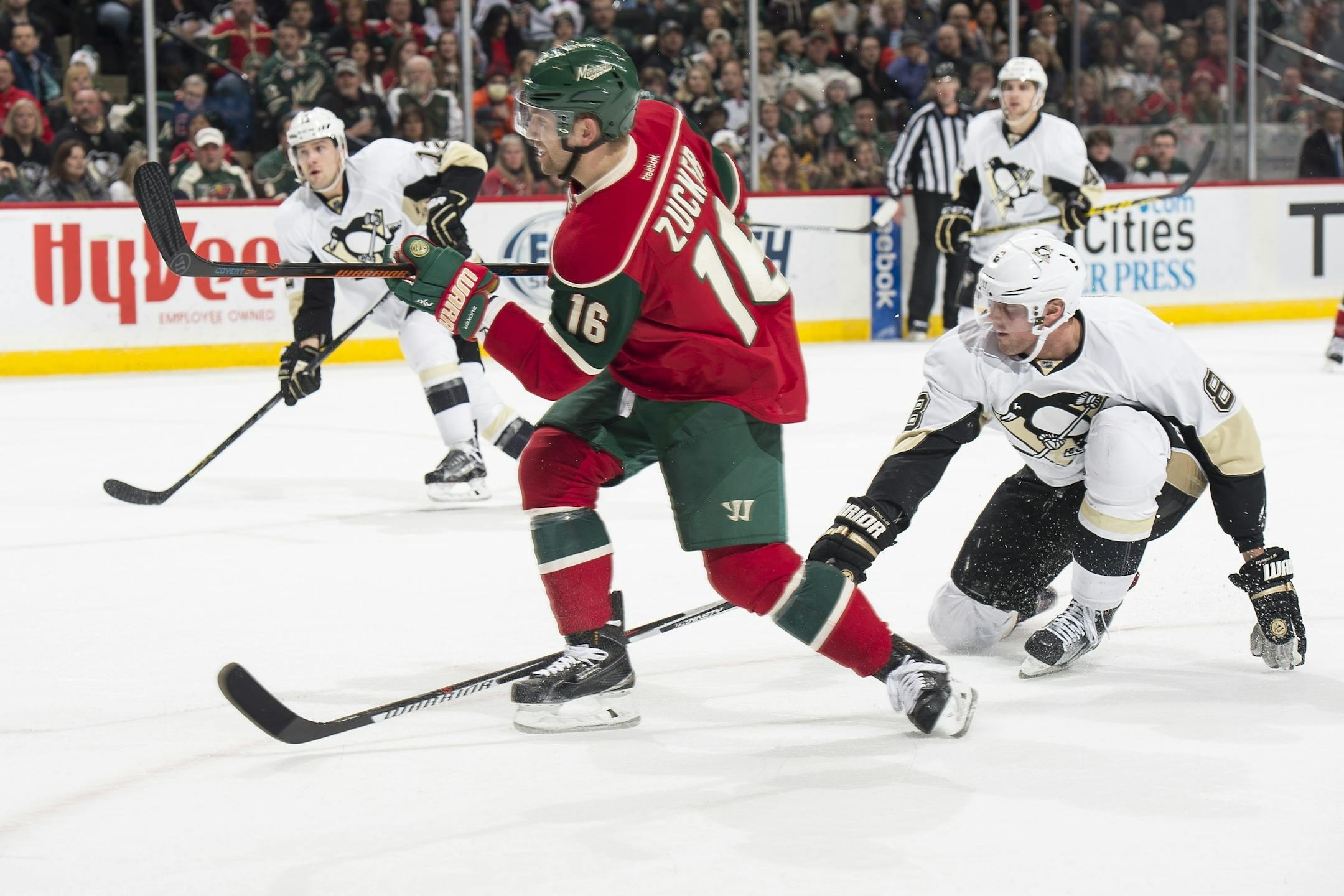Minnesota Wild left wing Jason Zucker (16) scored off a shot late in the second period on the Pittsburgh Penguins.