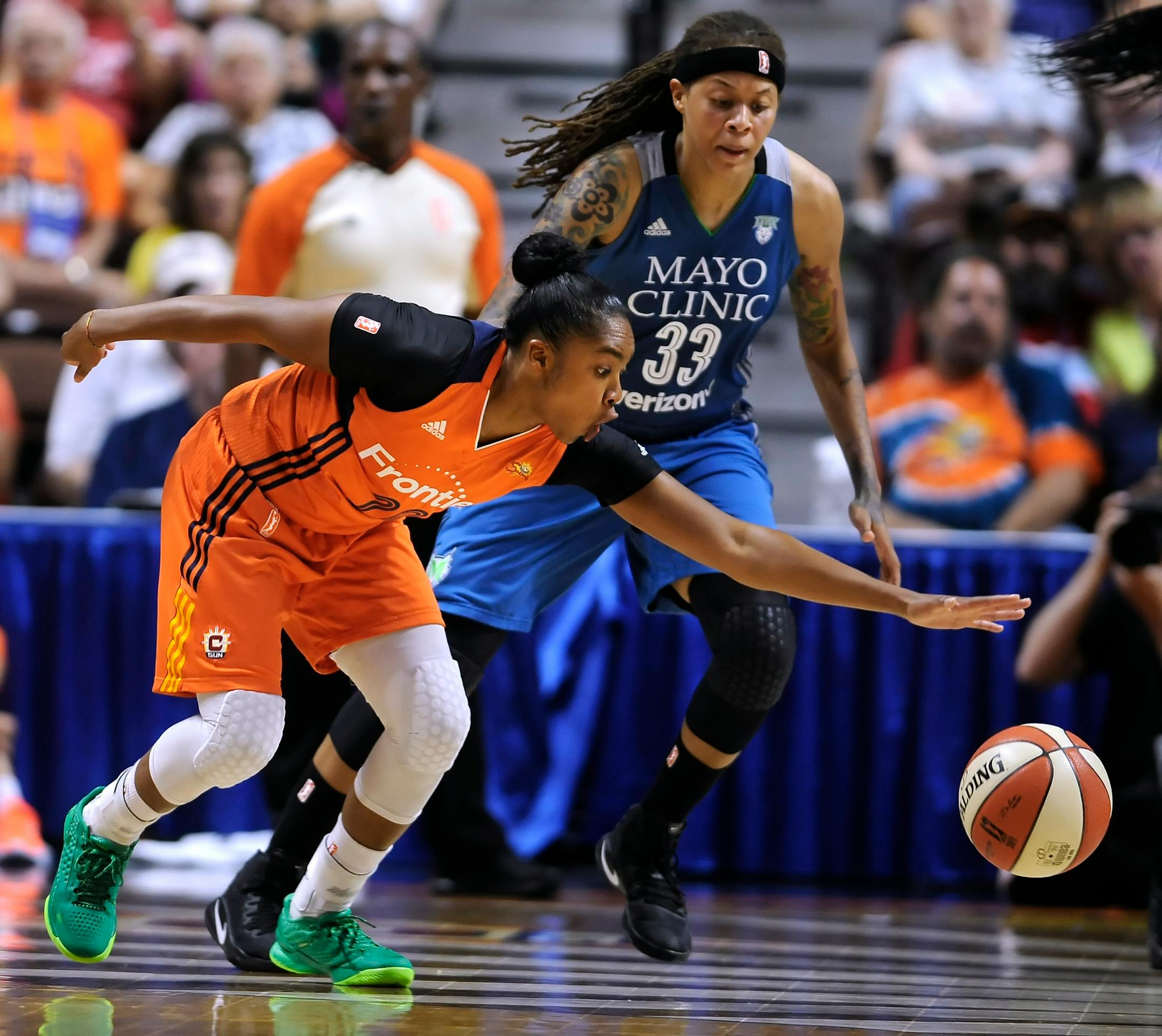 Connecticut Sun's Alex Bentley, left, reaches for a loose ball against Minnesota Lynx's Seimone Augustus, right, during the first half of a WNBA basketball game Friday, June 26, 2016, in Uncasville, Conn. (AP Photo/Jessica Hill)