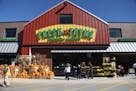 Customers walked into Fresh Thyme during its grand opening .