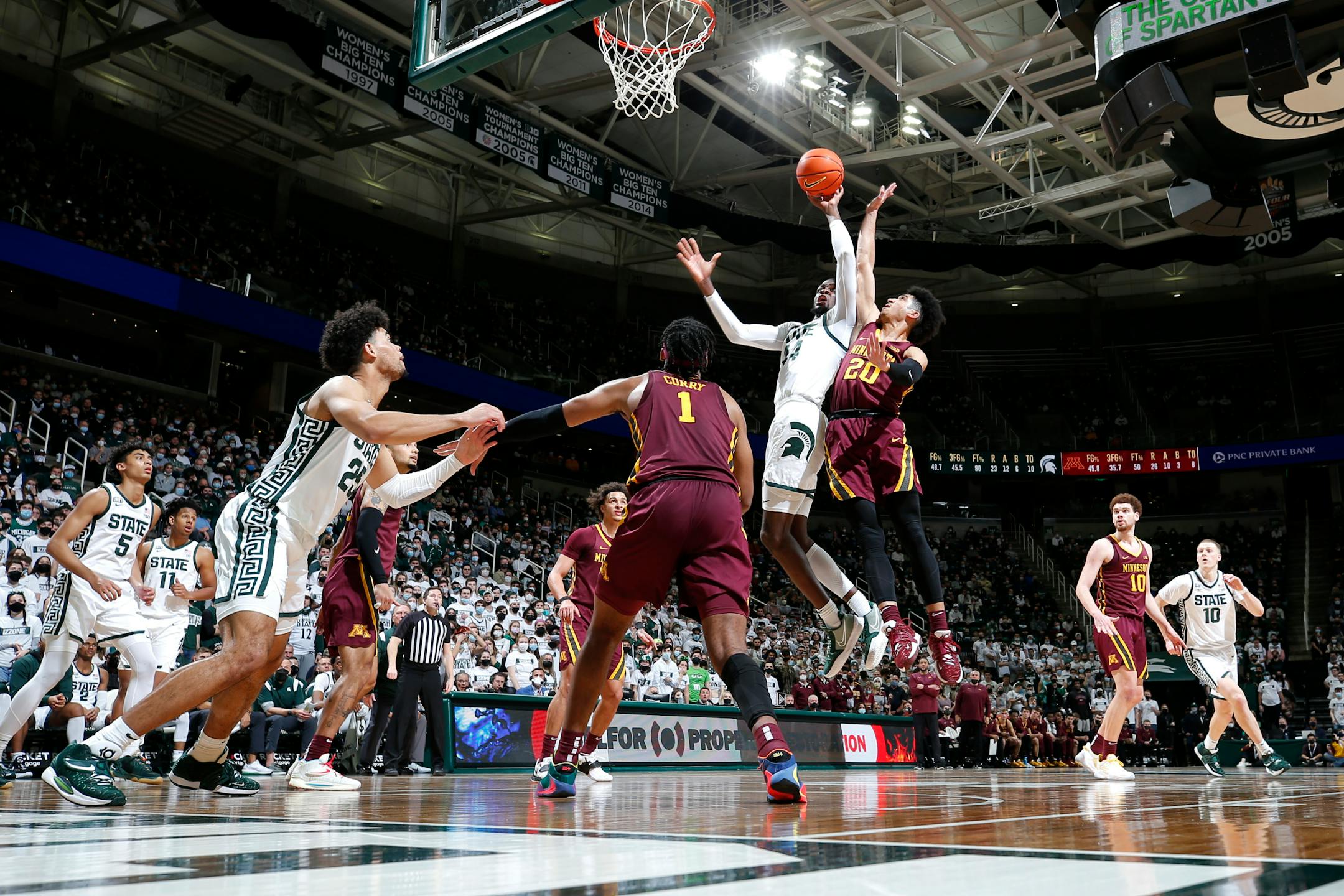 Michigan State's Gabe Brown shoots against Minnesota's Eylijah Stephens and Eric Curry during the second half Wednesday.