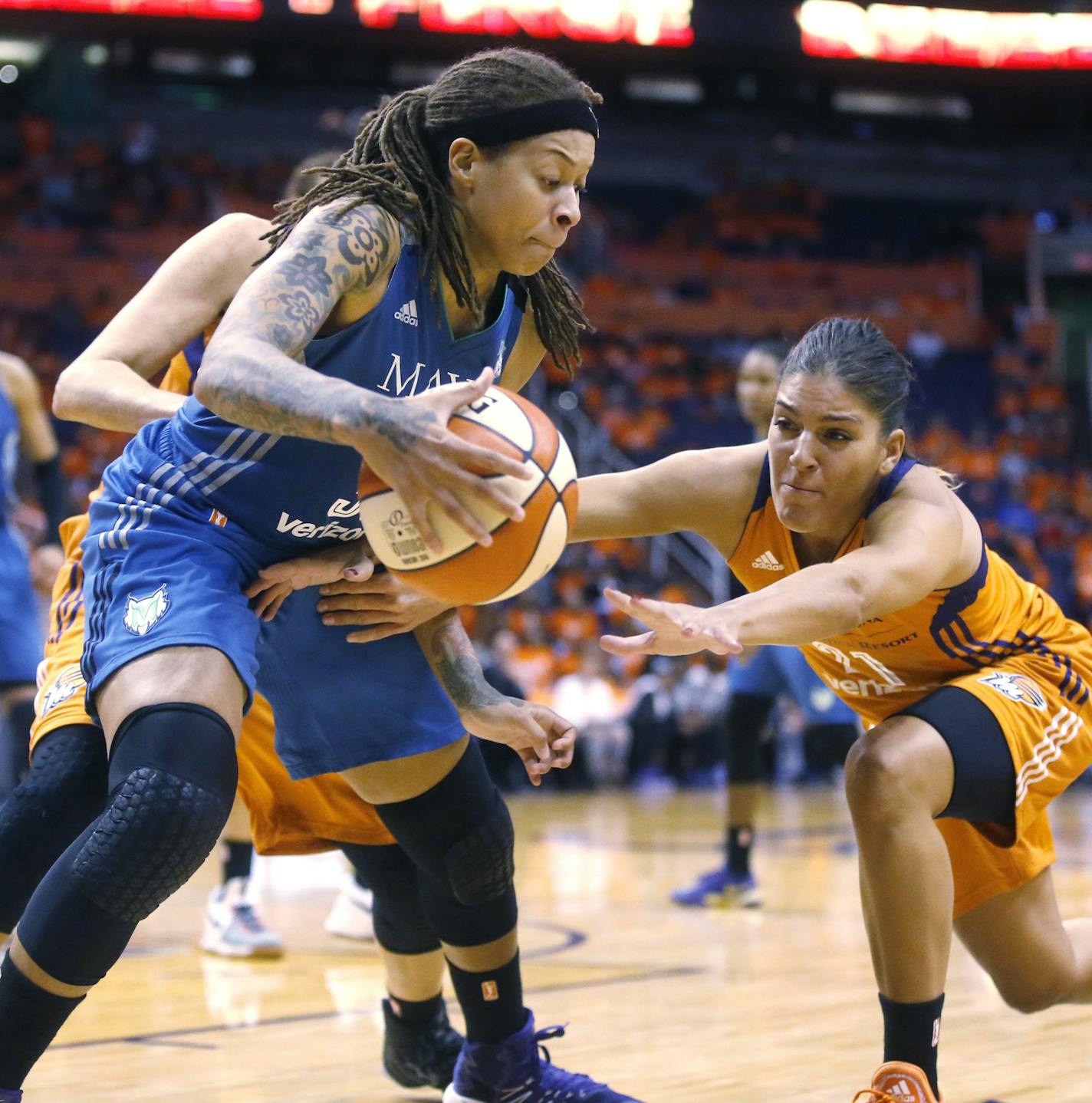 Phoenix Mercury Marta Xargay, right, attempts to steal the ball from Minnesota Lynx Seimone Augustus during game 3 of the WNBA basketball semifinals in Scottsdale, Ariz., Sunday, Oct. 2, 2016. (Cheryl Evans/The Arizona Republic via AP)